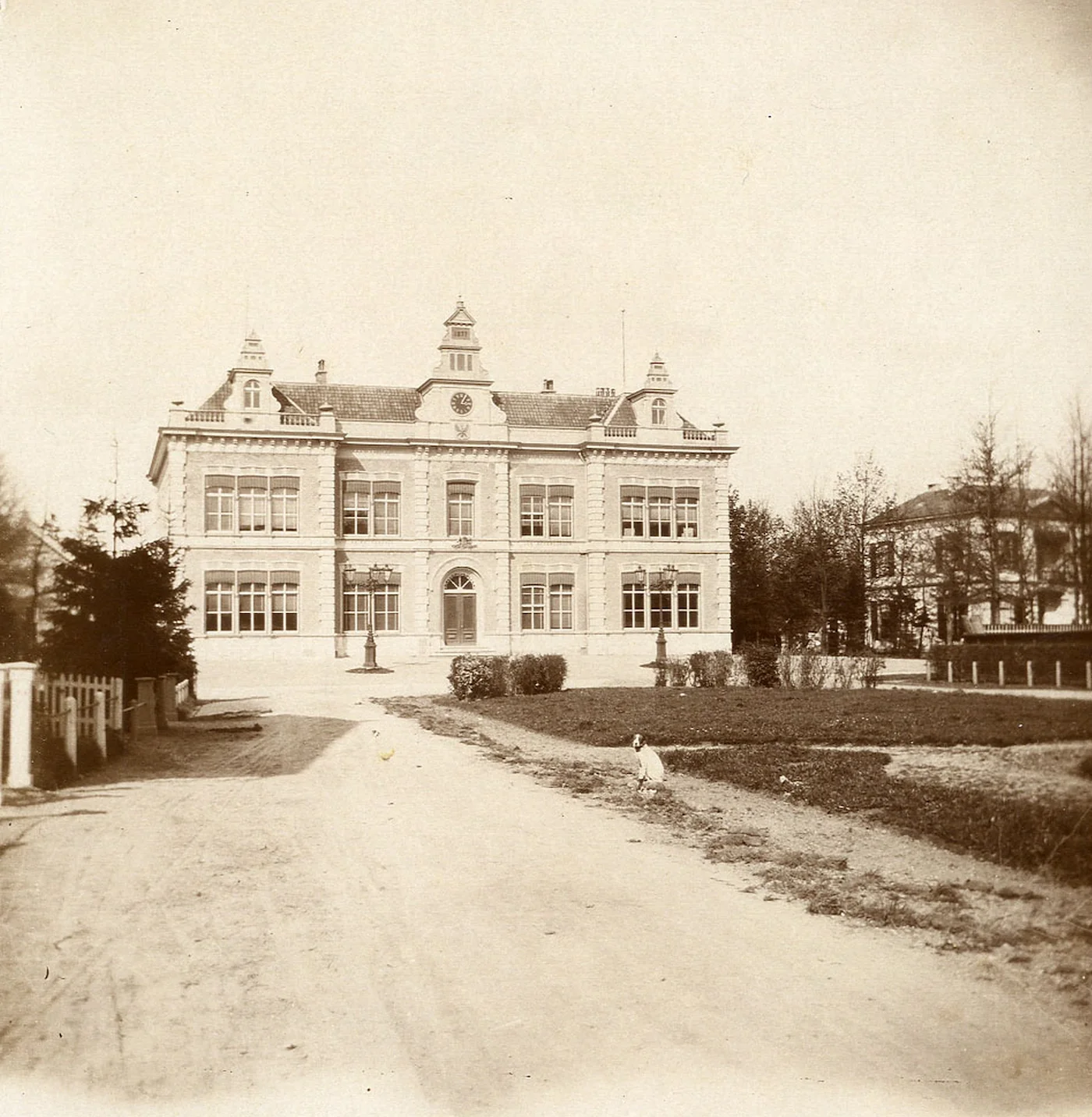 Het Prins Hendrikplein met de HBS in de eind 19e eeuw. In 1879 woonde Smit in een speciale lerarenwoning aan het Prins Hendrikplein, vanaf hier gezien aan de linkerkant van het plein