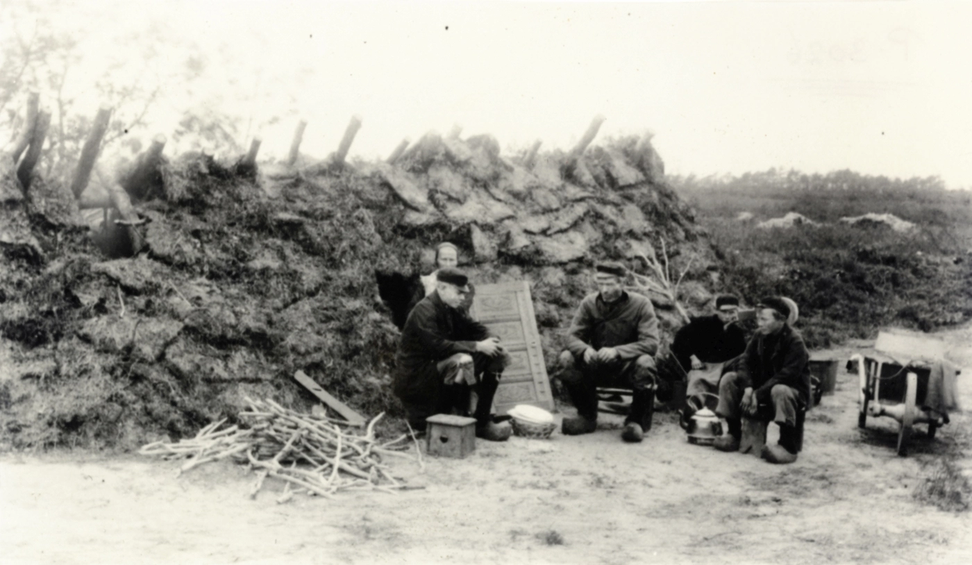 Eekschillersfamilie bij een tijdelijk onderkomen in Hoog Soeren, 1911 (Foto Richard Tepe)