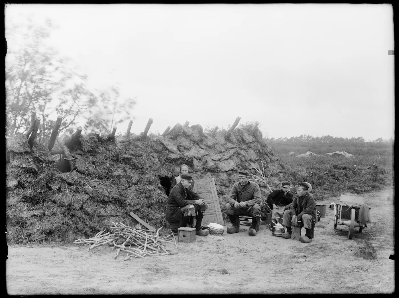 Eekschillersfamilie bij een tijdelijk onderkomen in Hoog Soeren, 1911 (Foto Richard Tepe uit de collectie van het Nederlands Fotomuseum)