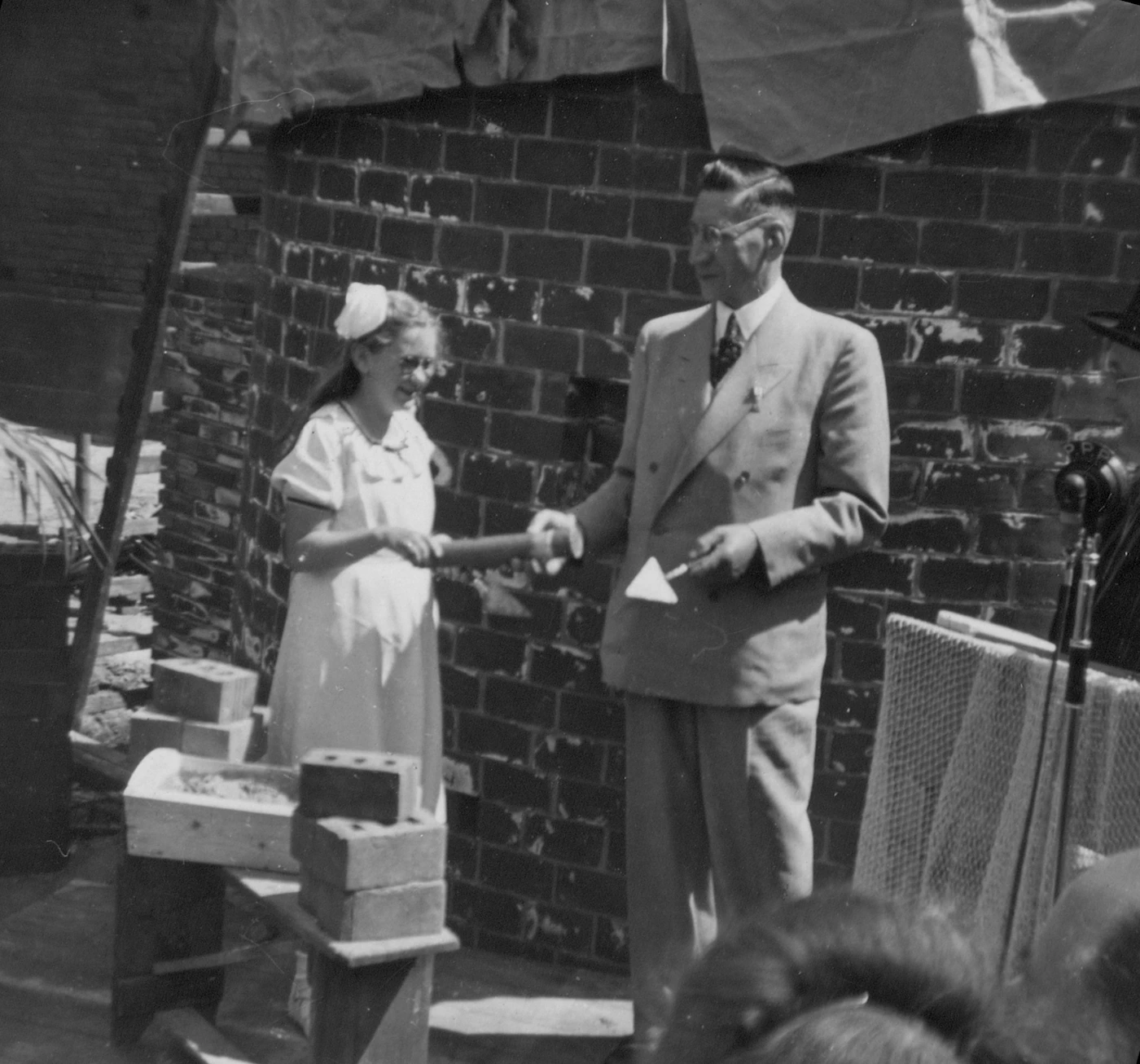 Gerrie Jonker en Alexander van Brero bij de eerstesteenlegging