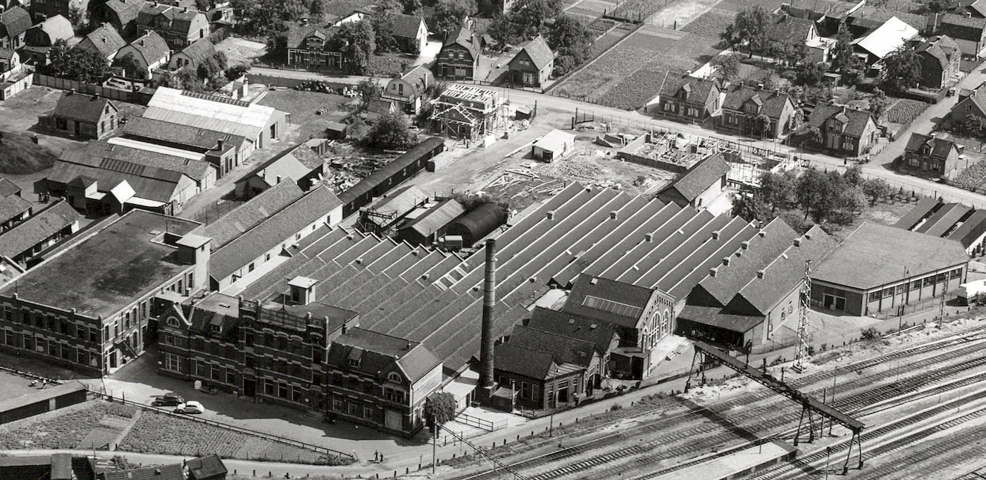 De fabriek in 1950 maar nog met de oude schoorsteen. Rechts is het nieuwe ketelhuis wel al in aanbouw