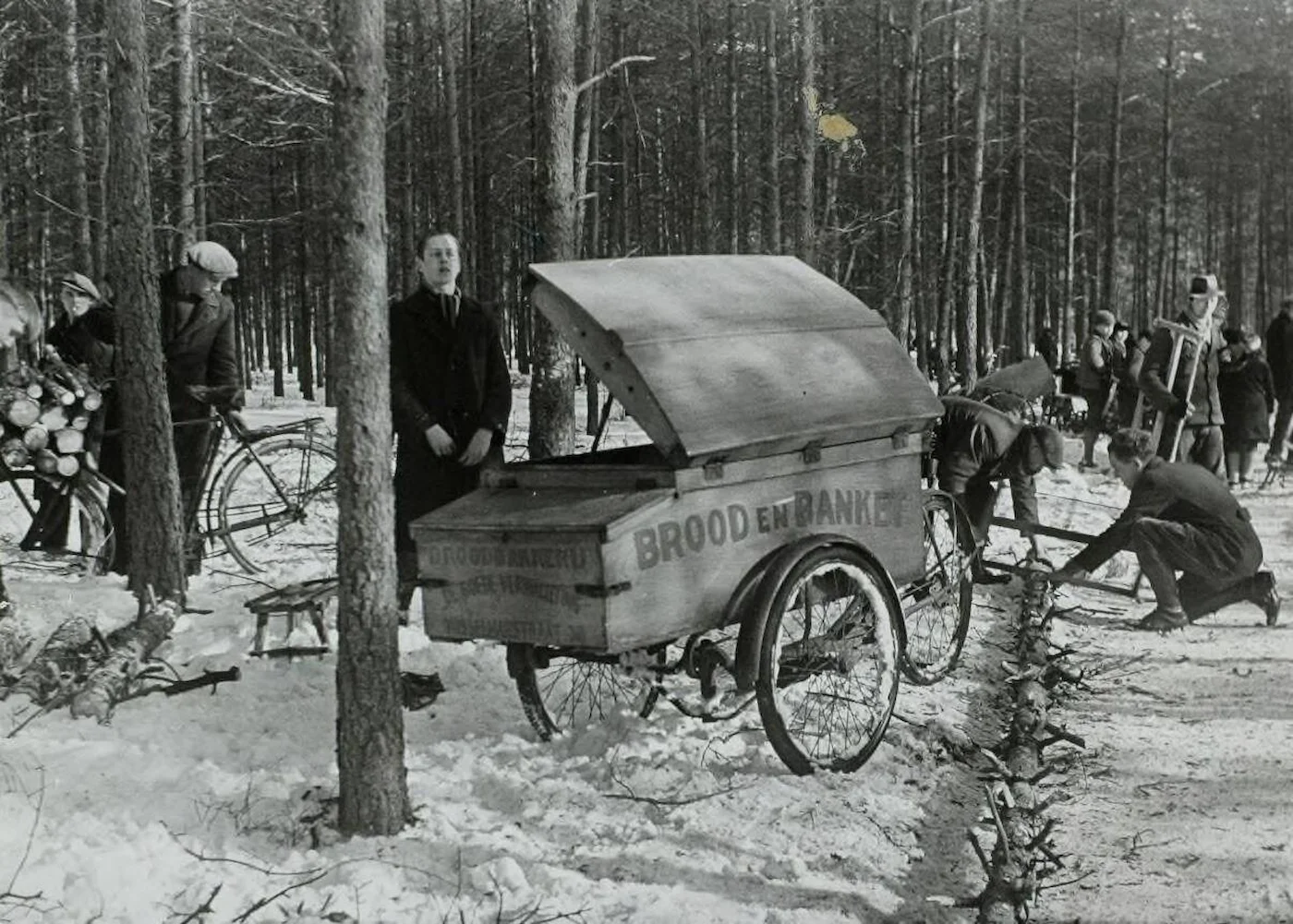 Het zagen en kappen van brandhout, eind februari 1942. Toen verliep dit nog wel ordelijk (foto Henk Valks / Spaarnestad Photo)