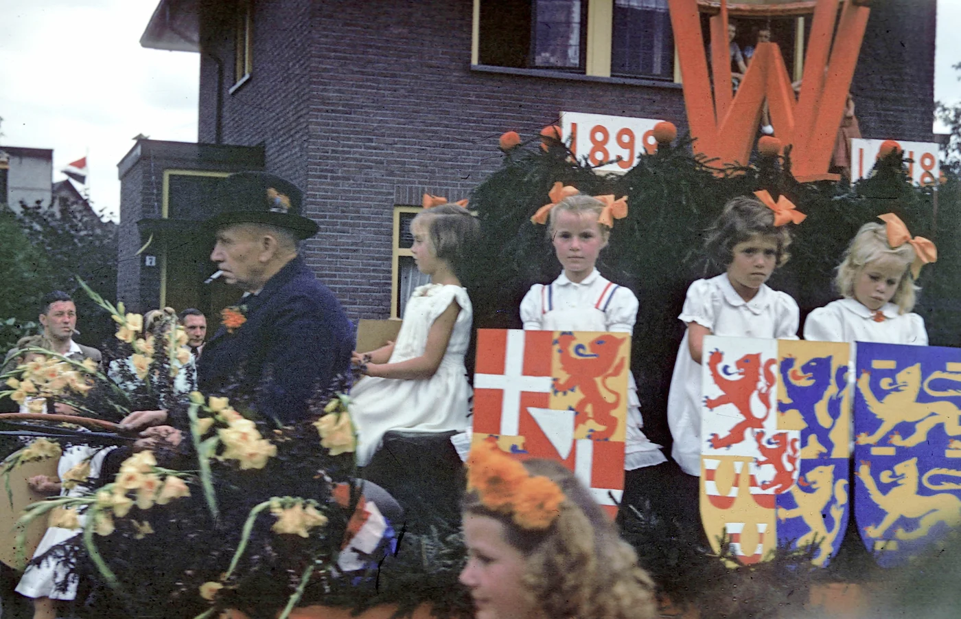 Kinderoptocht door de Hofstraat, Koninginnedag 1948