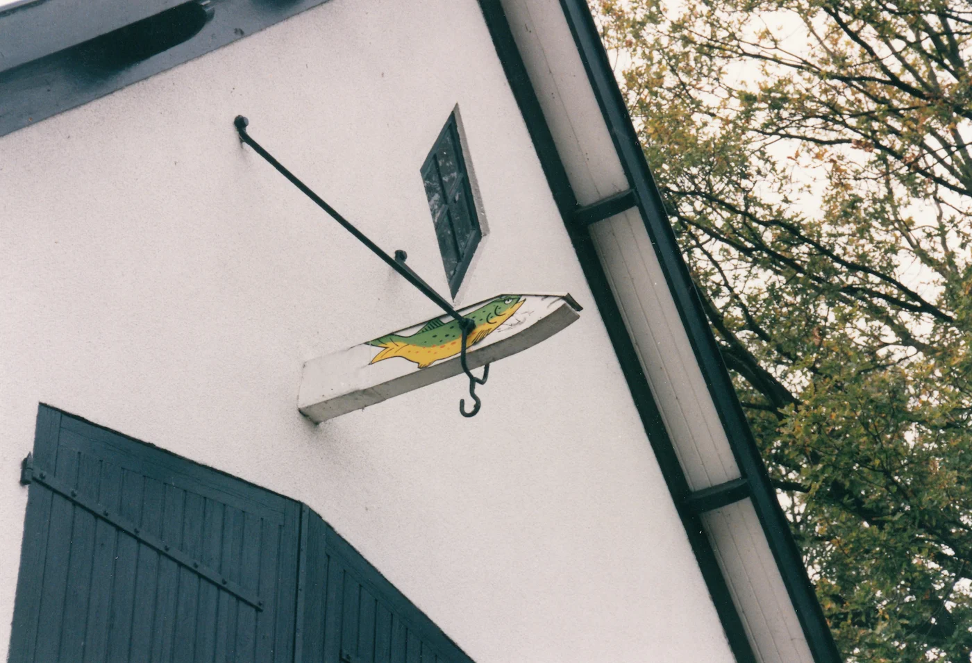Hijshaak boven de ingang van de kwekerij die in 1916 door Henk Wegerif werd gebouwd