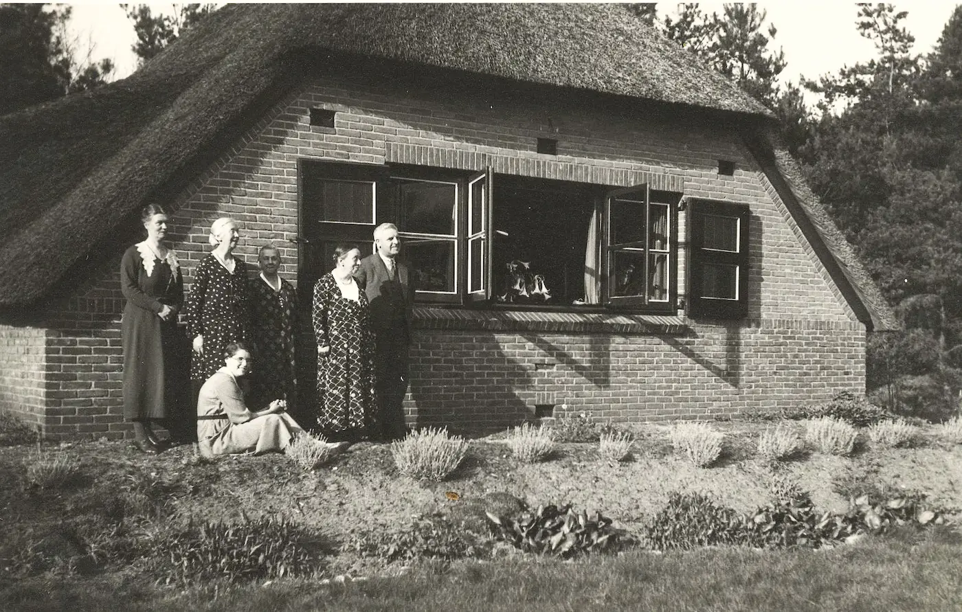 Wilma (2e van links) met haar zussen en enkele gasten voor de woning in Oosterhuizen