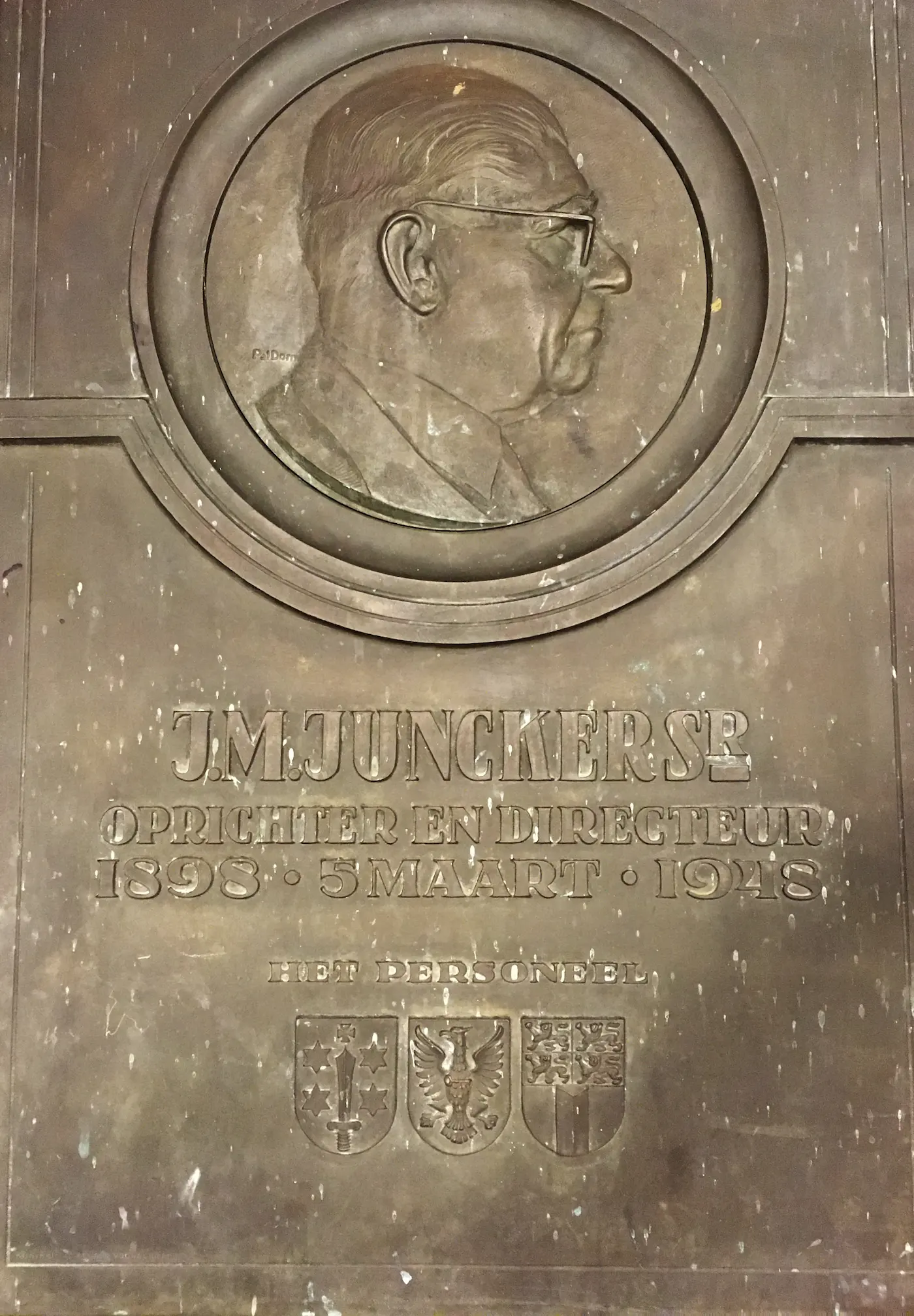 Johann Michael ('Jan') Juncker op een plaquette die het personeel hem in 1948, toen het bedrijf 50 jaar bestond, cadeau deed