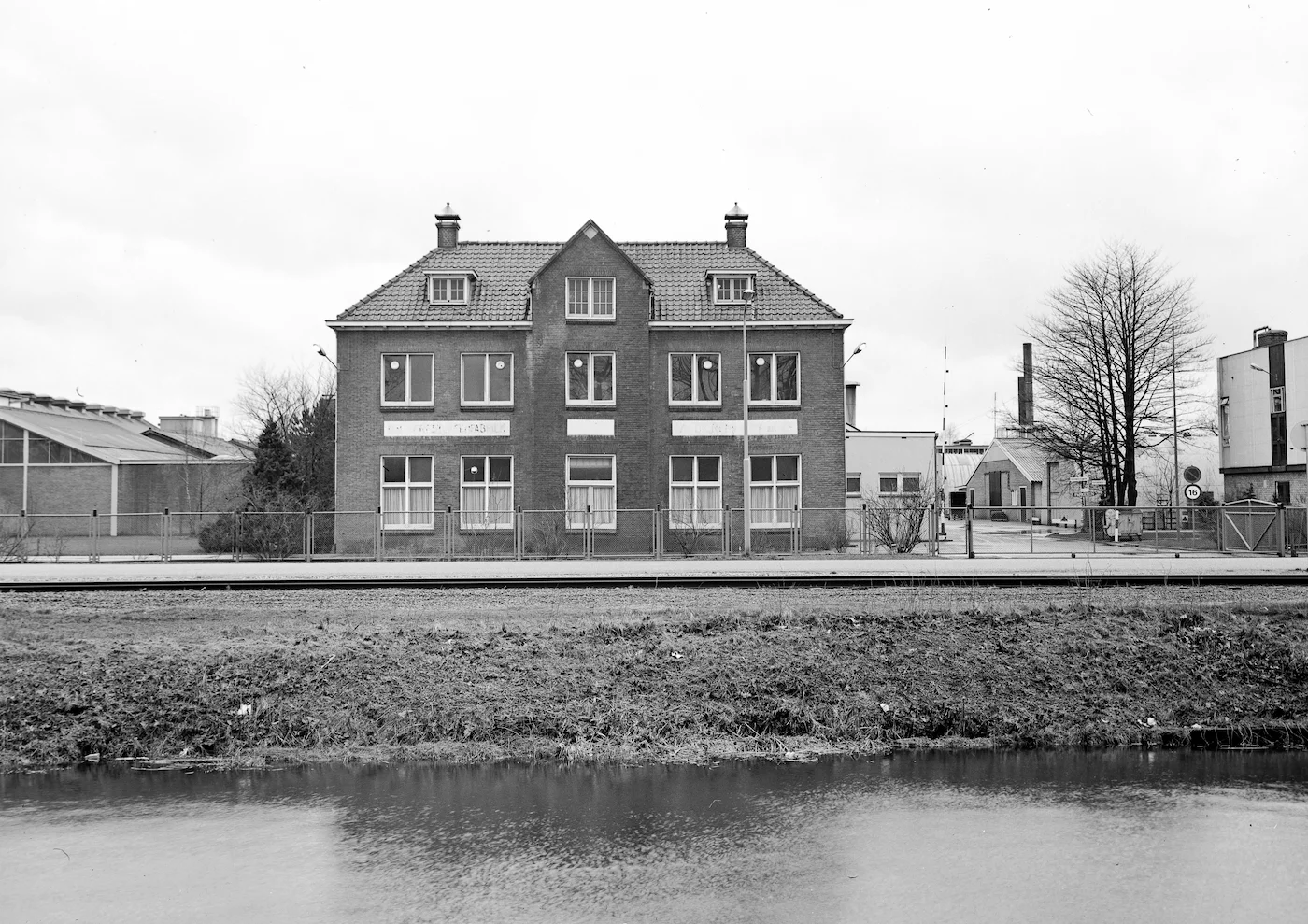 Het fabriekscomplex aan Kanaal Zuid in 1981 (foto: Albert Cnossen)