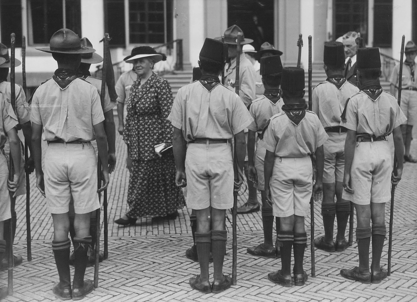 Inspectie van de padvinderstroepen door koningin Wilhelmina (Koninklijke Verzamelingen Den Haag)