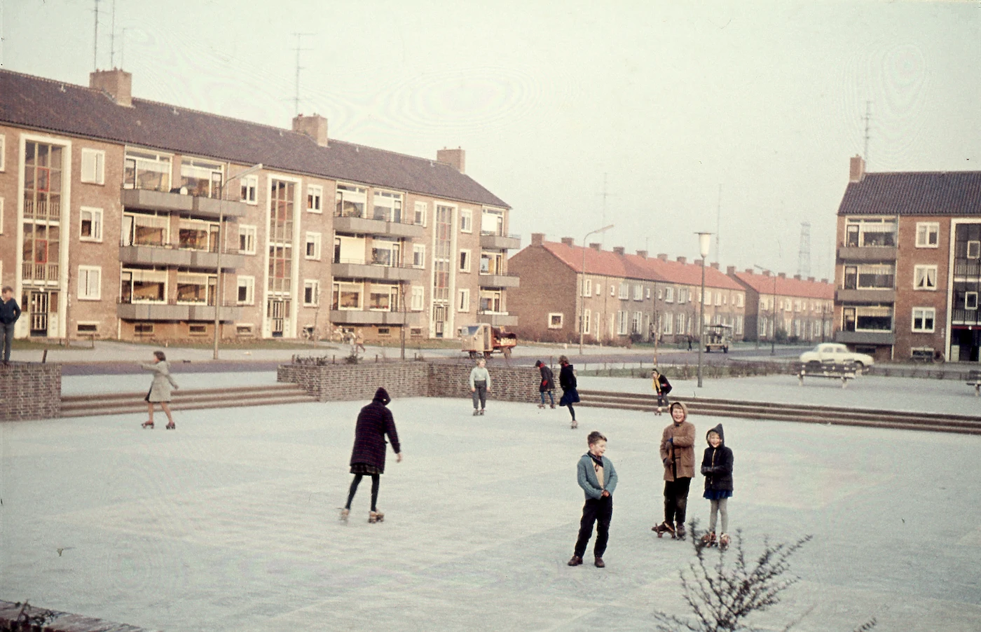 Kinderen rolschaatsen op het plein , 1961