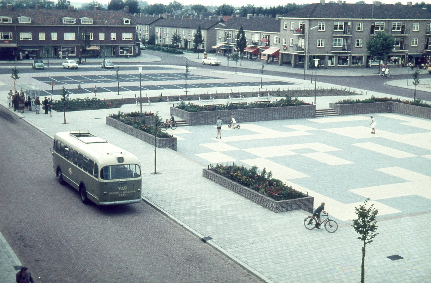 Het Schubertplein in 1960, na de herinrichting