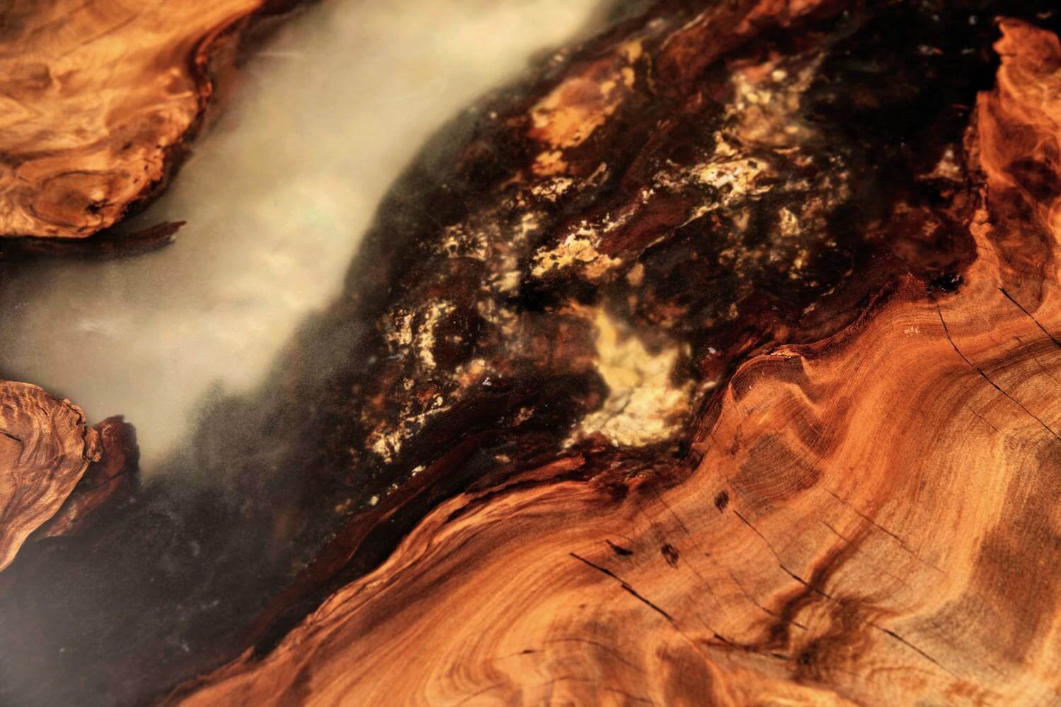 Plateau de table unique en vieux bois de racine avec de l'ambre incrusté en résine époxyde de la table de salon design exclusive