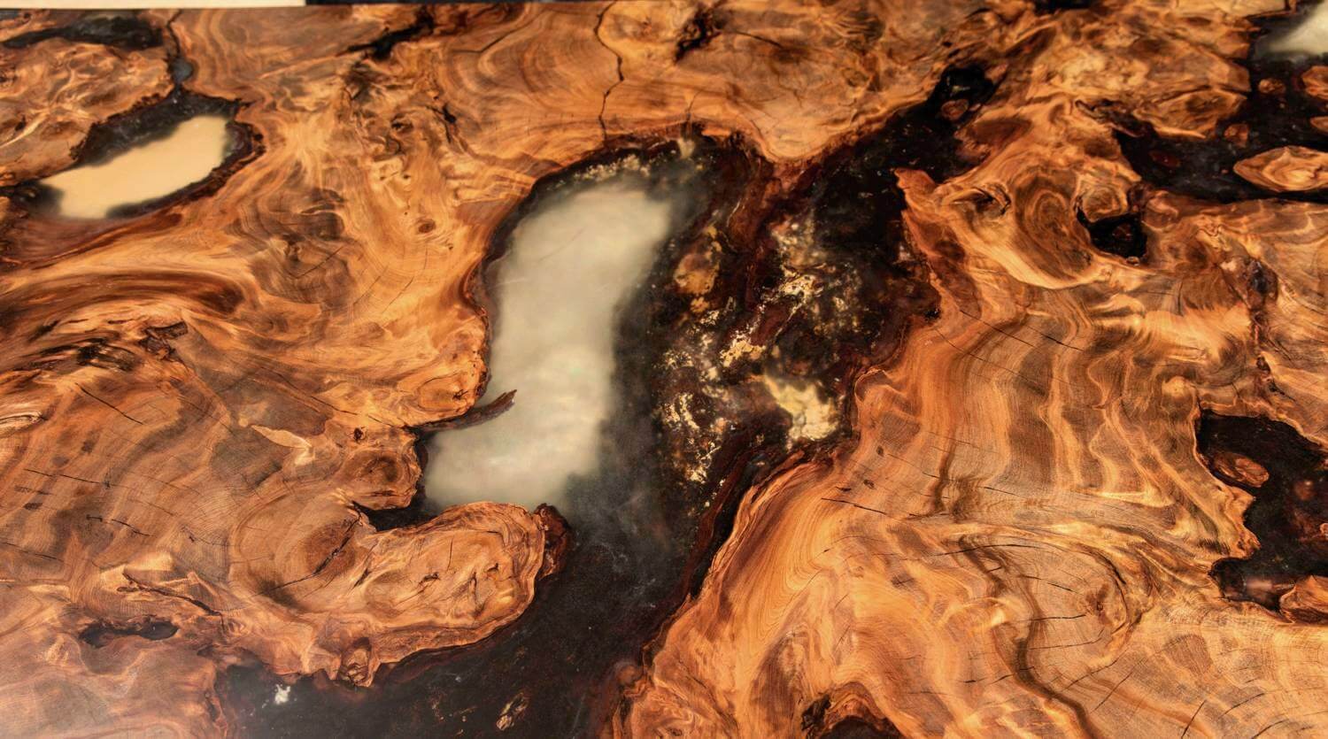 Grand plateau de table d'une seule pièce en bois de racine de cauri fascinant avec de l'ambre et de la résine époxy de la table de salle à manger design