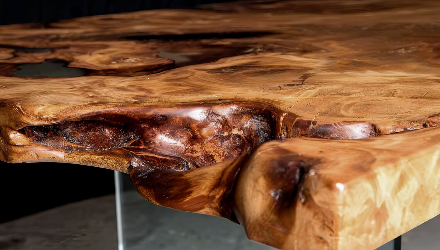 Organische Naturkanten eines Massivholztisches aus altem Wurzel Kauri-Massivholz als hochwertiger Designer-Tisch und ausgefallenen Designmöbels