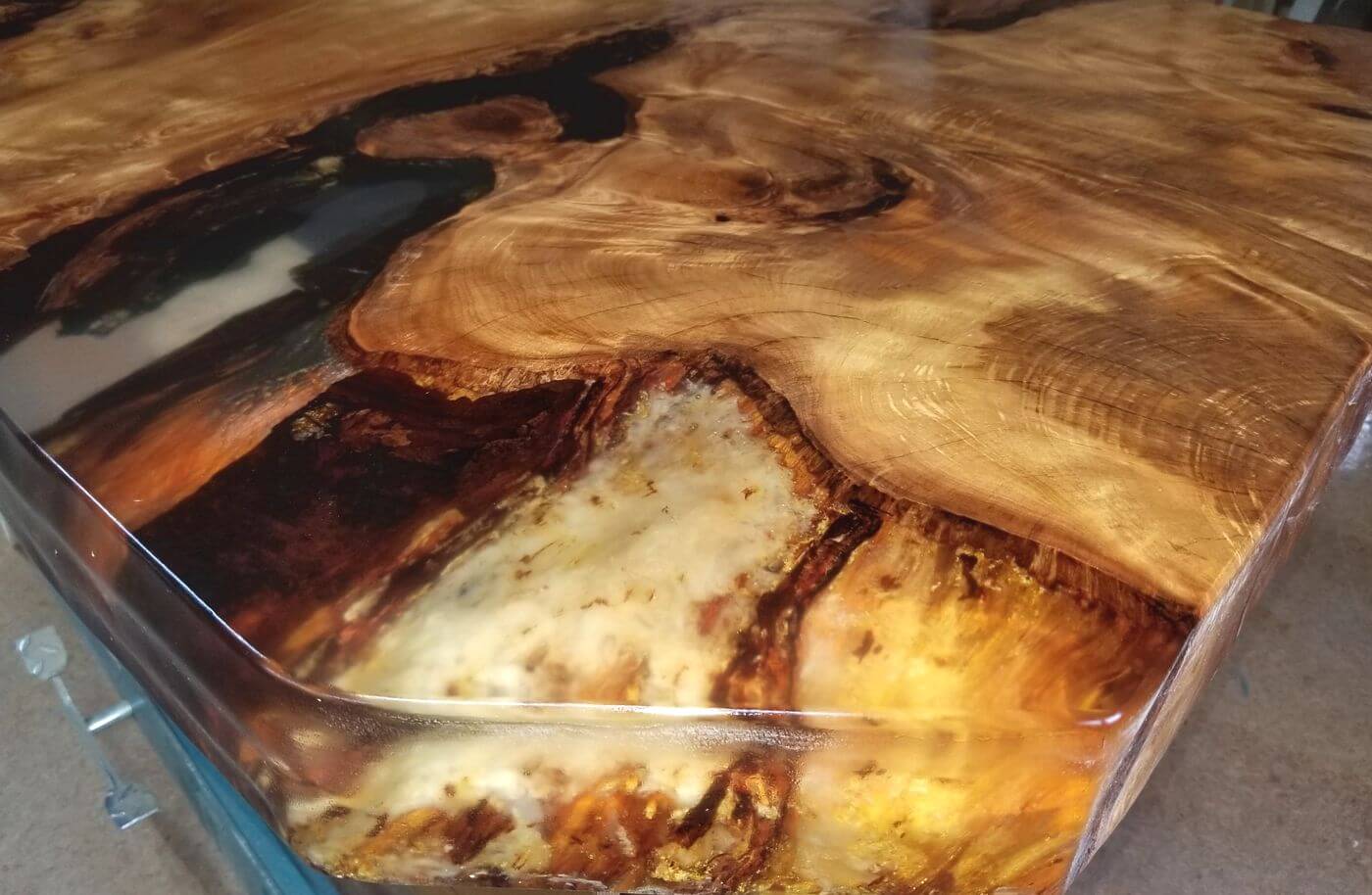 Goldfarbenes Bernstein in einzigartiger Kauri Tischplatte des außergewöhnlichen Esstisches eingewachsen, besonderer Designer Luxus Holztisch mit Epoxidharz