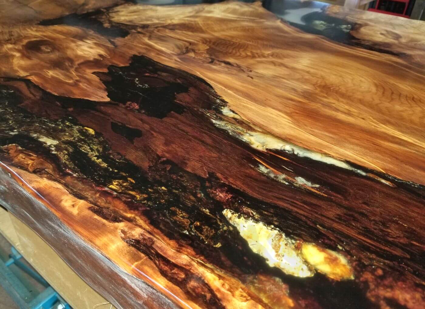 Einzigartige Tischplatte mit Rinde und gold Bernstein von Tischlermeister Beaupoil nach Kundenwunsch handgefertigt, besonderer Luxus Holztisch
