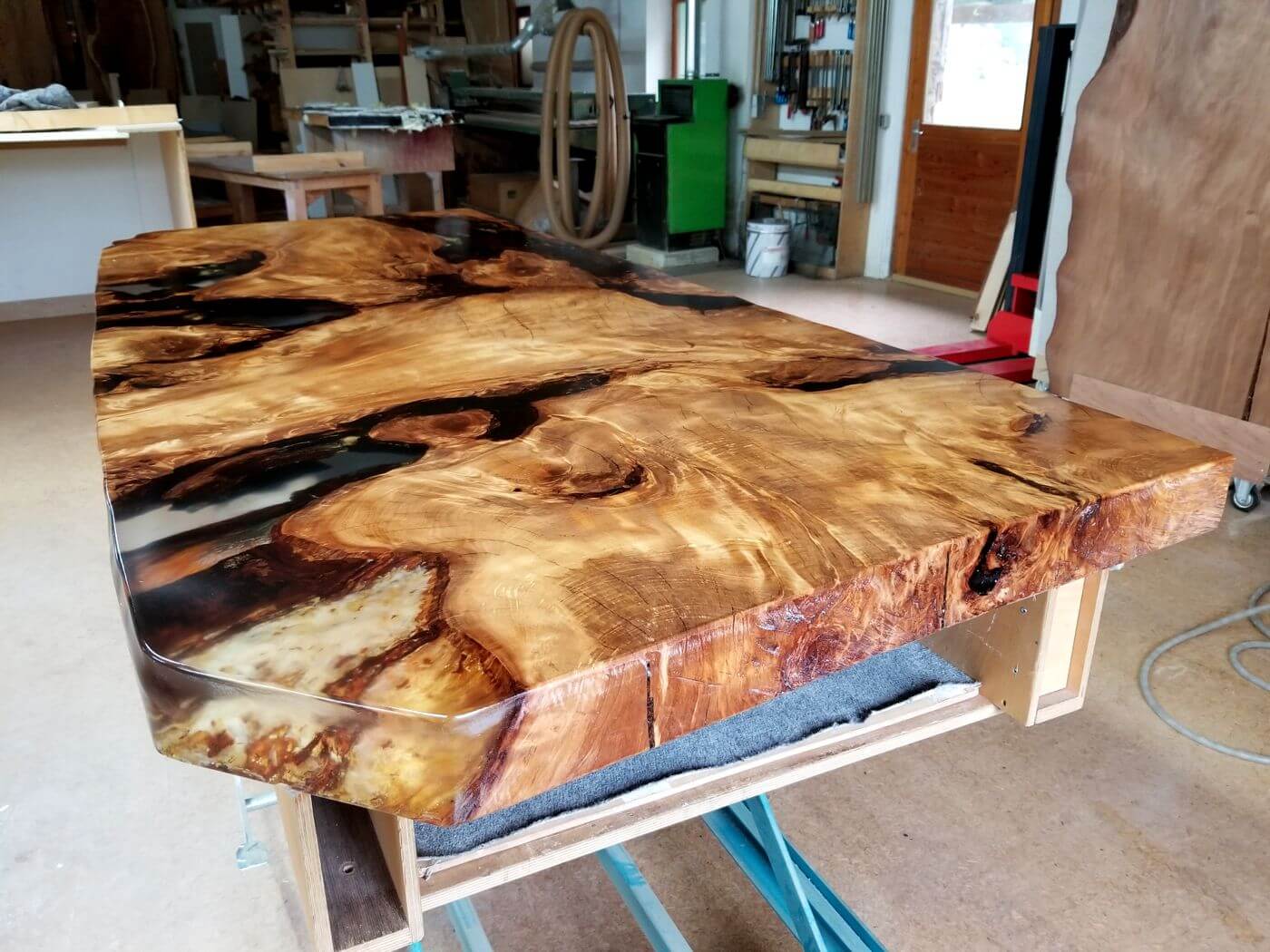 Wunderschöner Esstisch mit Tischplatte aus altem Kauri Wurzel Holz mit goldenem Bernstein in Epoxidharz eingegossen, einzigartiger Luxustisch