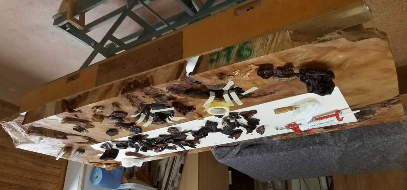 Kauri Tischplatte wird von Schreinermeister Michael Beaupoil in seiner Manufaktur zu einzigartiges Unikat mit Werterhalt, Holztisch handmade in Germany