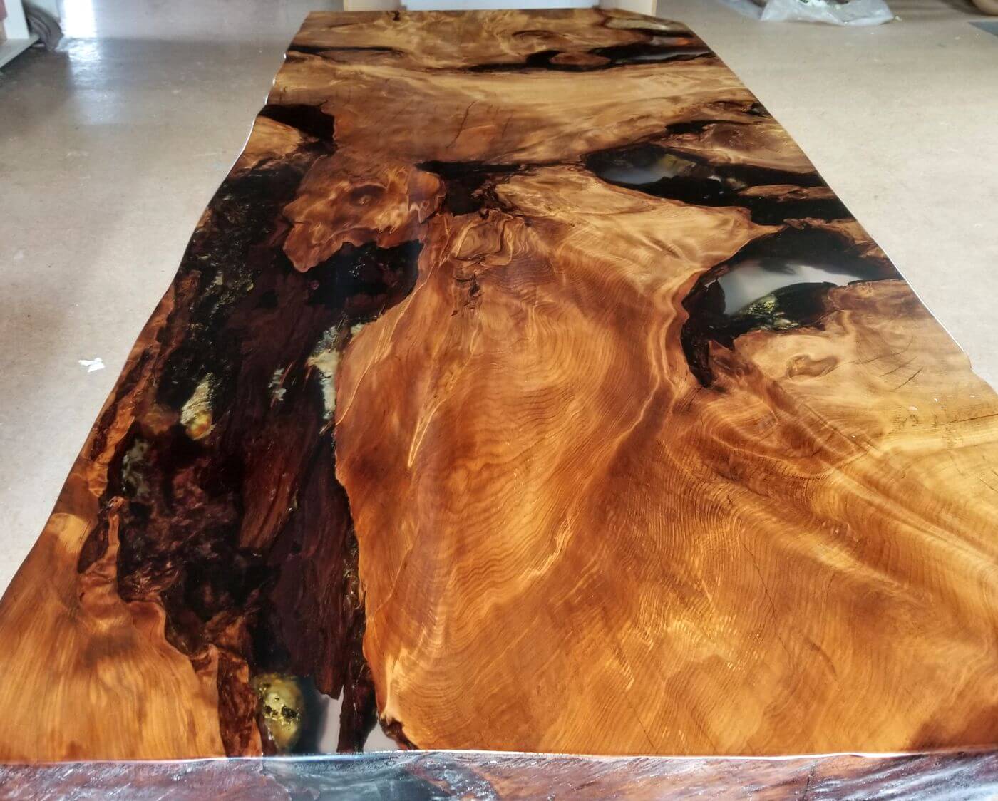 Einzigartiger Luxus Designer Esstisch aus Kauri Wurzelholz als wunderschönes Naturkunstwerk mit faszinierendem goldfarbenem Bernstein in Epoxidharz in Tischplatte