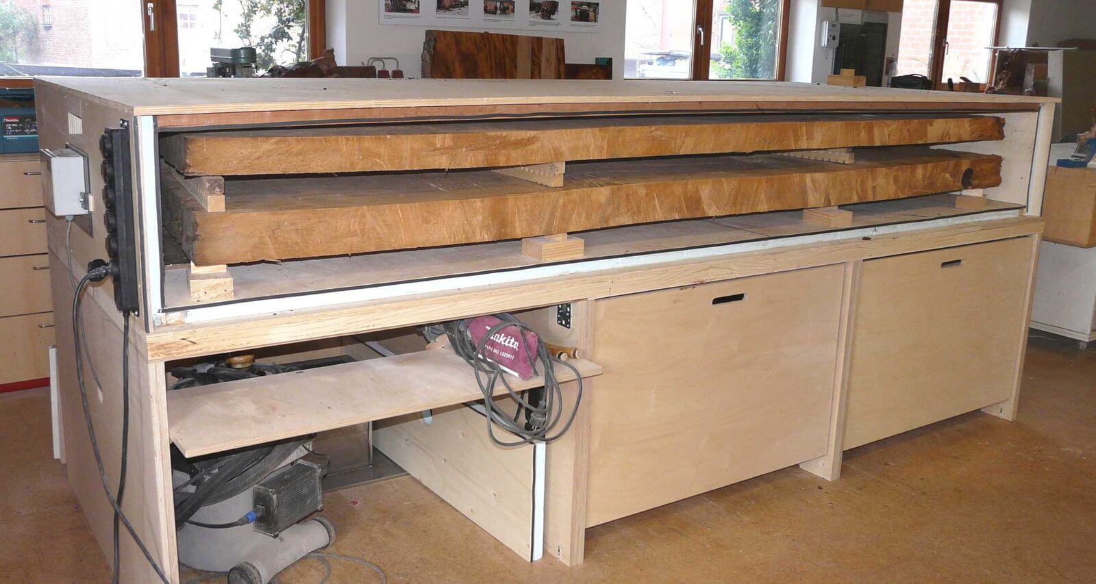 Kauri Tischplatten für ausgefallene Holztische und Esstische in Trockenkammer von Tischlermeister Michael Beaupoil
