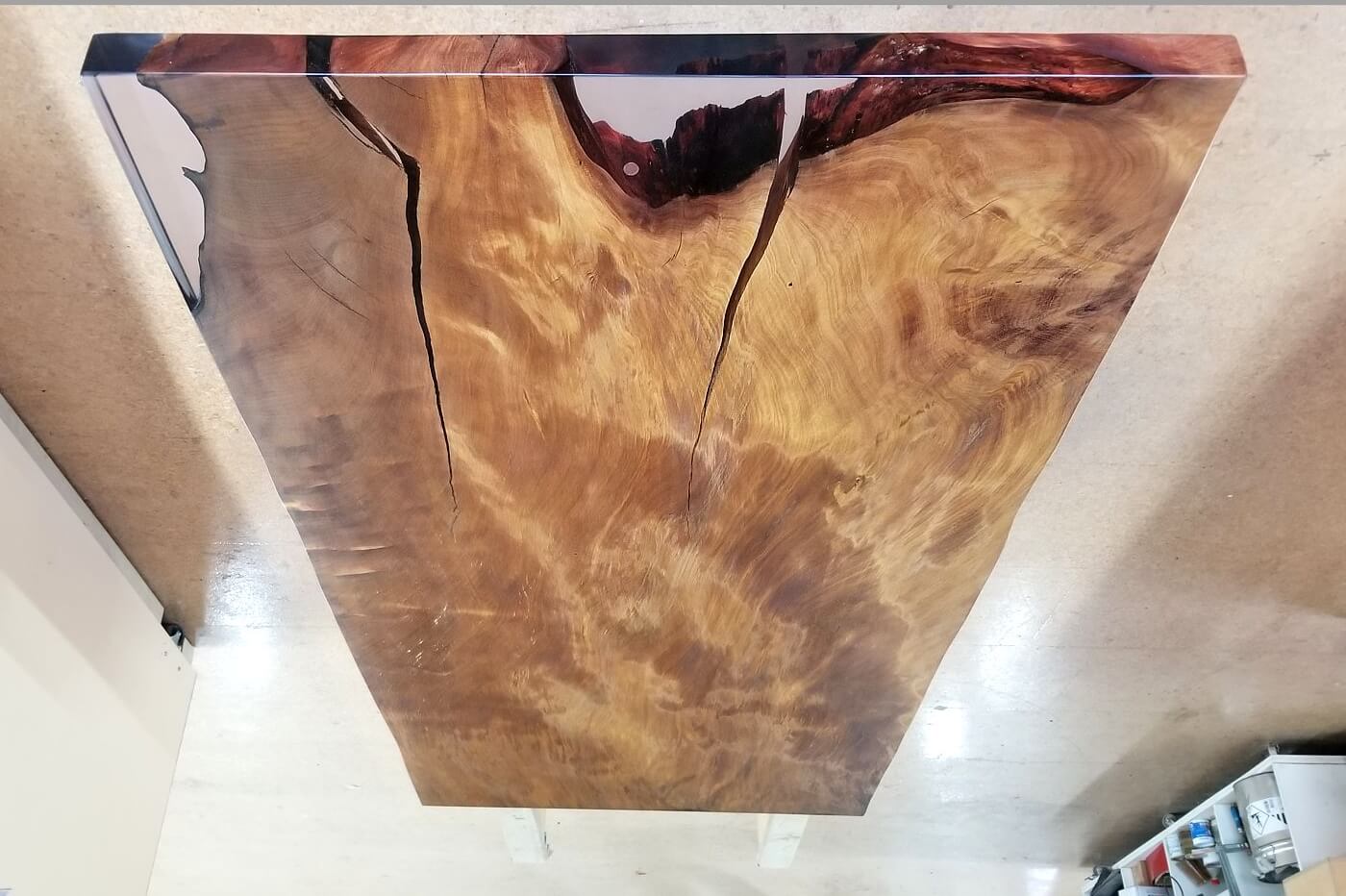 Individueller Holztisch als besonderer Esstisch mit außergewöhnlicher Edelmetall Einlage im Epoxidharz der einzigartigen Tischlatte aus wertvollem Kauri Holz