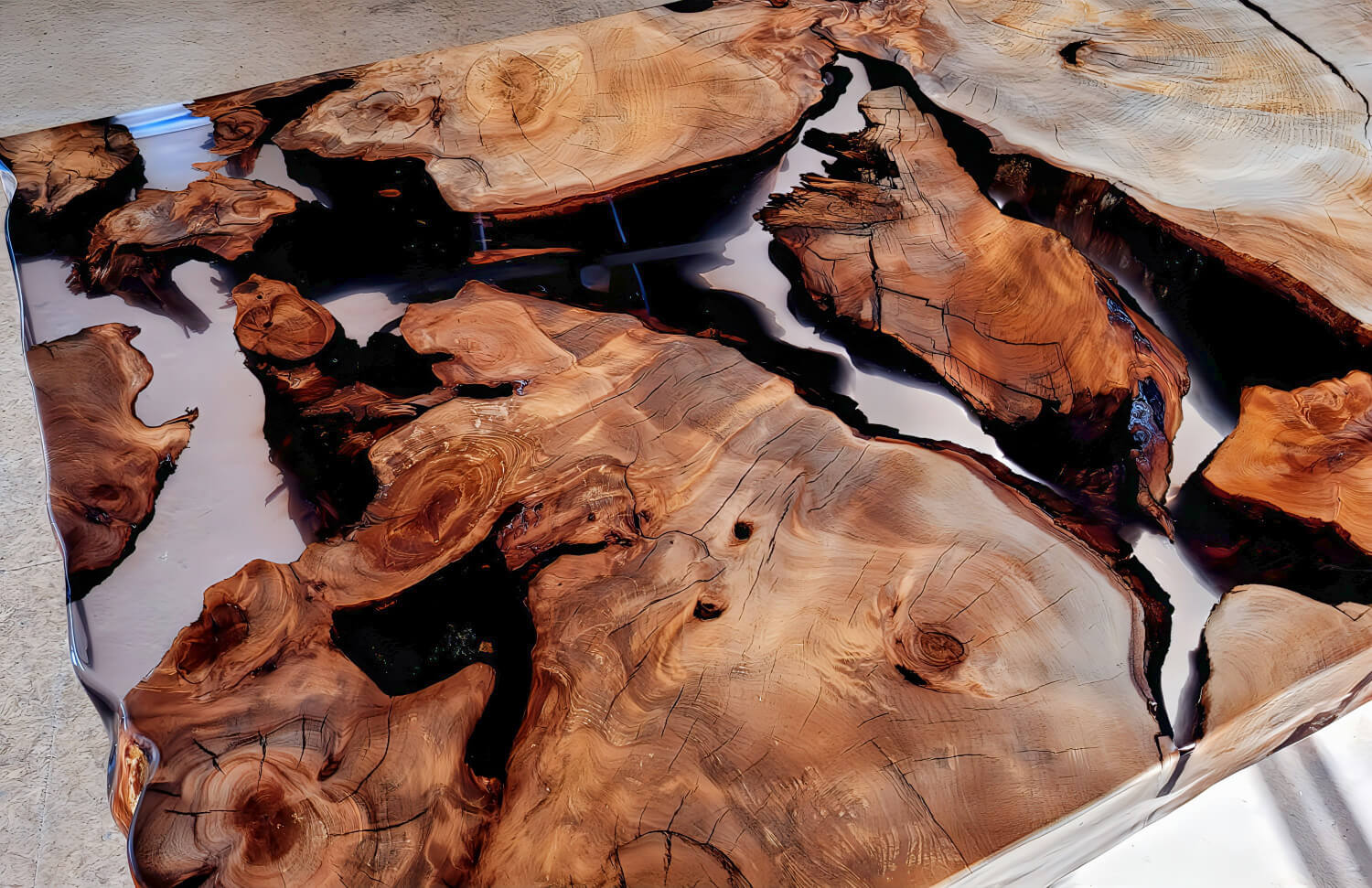 River-Table eines ausgefallenen Designtisches mit Flusslauf aus Epoxidharz mit außergewöhnlicher Tischplatte aus massiv Wurzelholz als faszinierender Tisch
