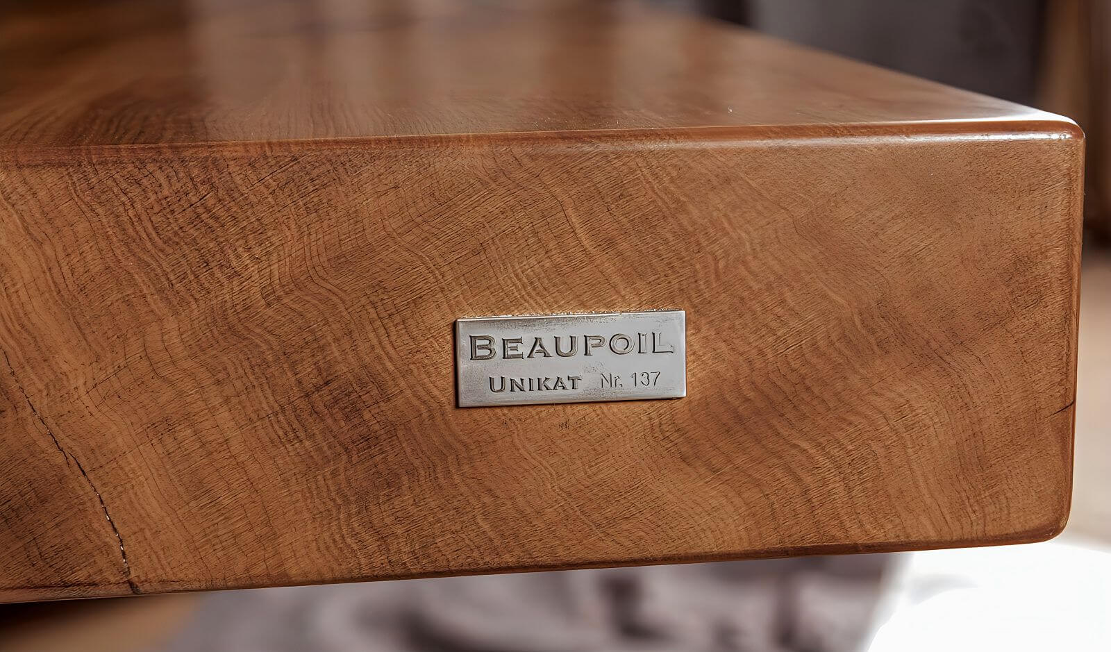 Unikat Nr. 137 einer außergewöhnlich großen Kauri-Wurzelplatte mit dokumentierter Herkunft eines außergewöhnlichen Designtisches für exklusive Interiors