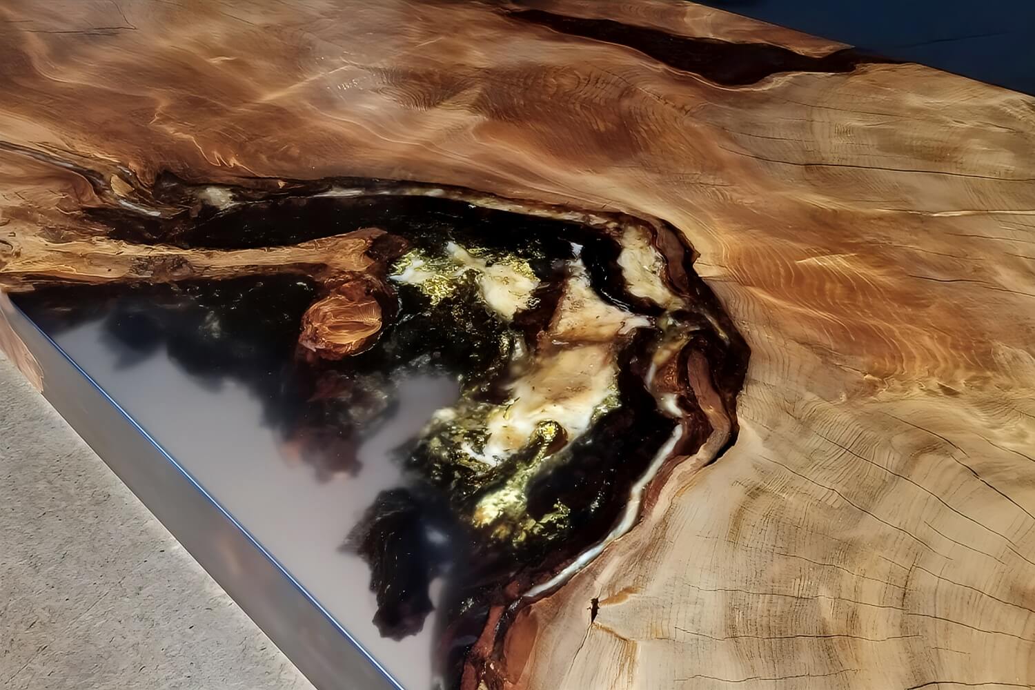 Ausgefallener Tisch mit gewachsenem goldenem Bernstein und Rinde in außergewöhnlicher Tischplatte mit Charakter als exklusiver Designtisch