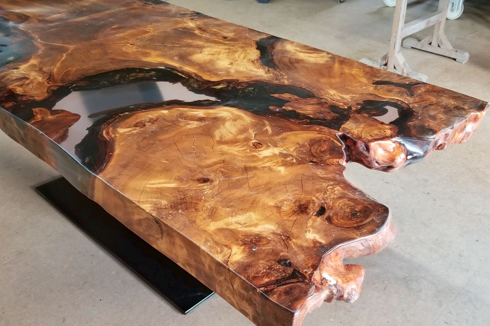 Table unique en bois de racine de cauri avec un grand plateau de table en résine époxy de haute qualité avec des bords naturels très marqués, fabriquée selon les souhaits du client.