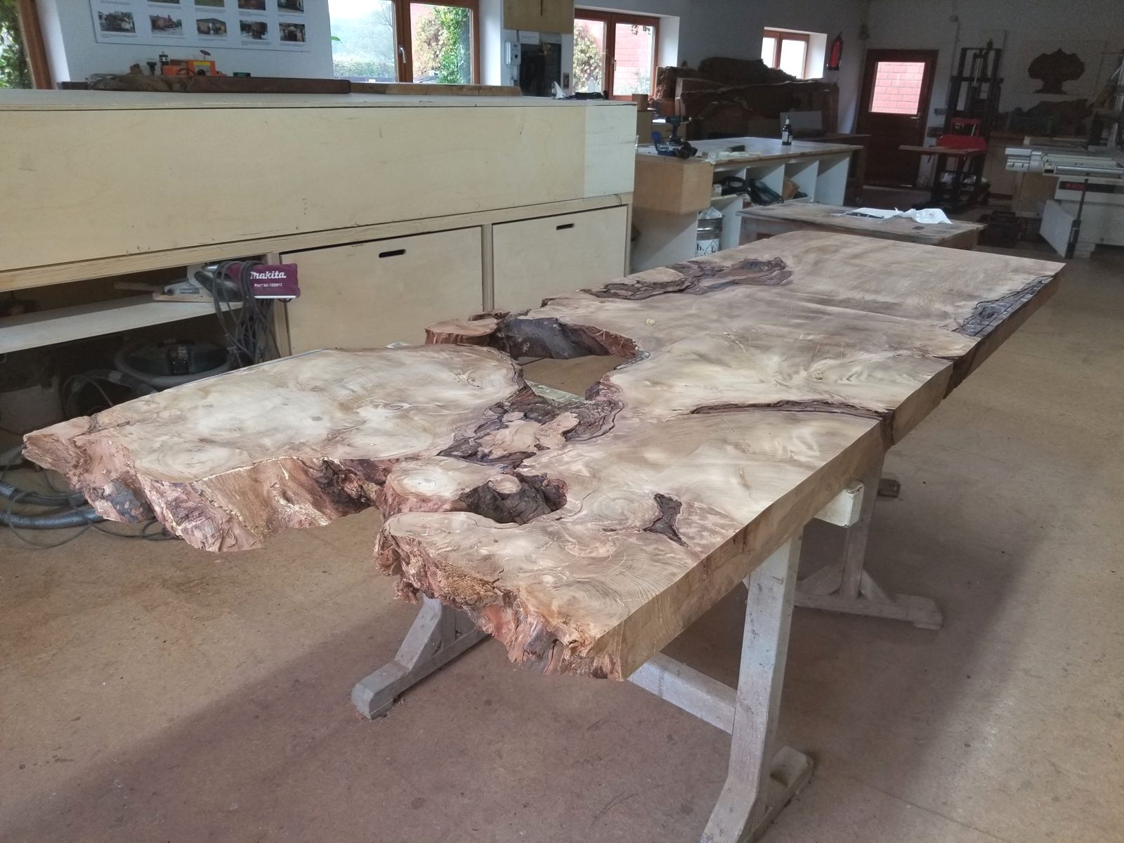 Plateau de table en racine de cauri non travaillé pour une table en bois unique fabriquée par le maître ébéniste Beaupoil