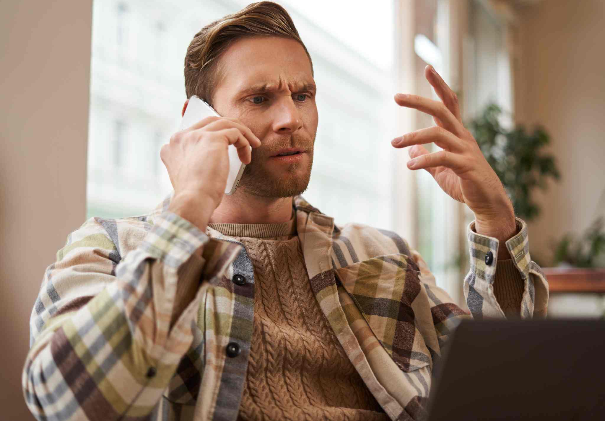 Frustrovaný pronajímatel telefonuje kvůli problémovému nájemníkovi, který neplatí nájem