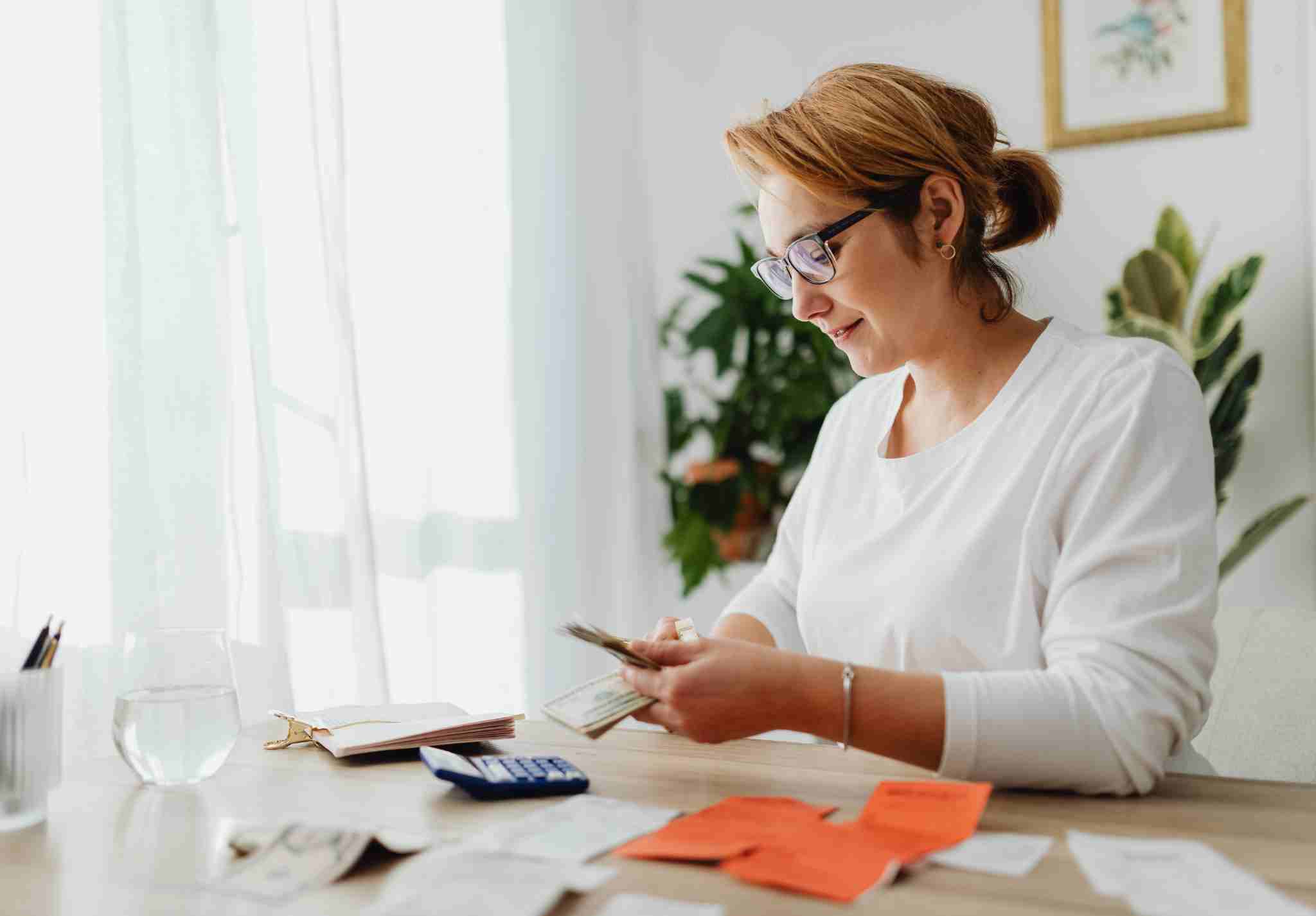 Majitelka bytu přepočítává finance a připravuje se na úpravu nájmu.
