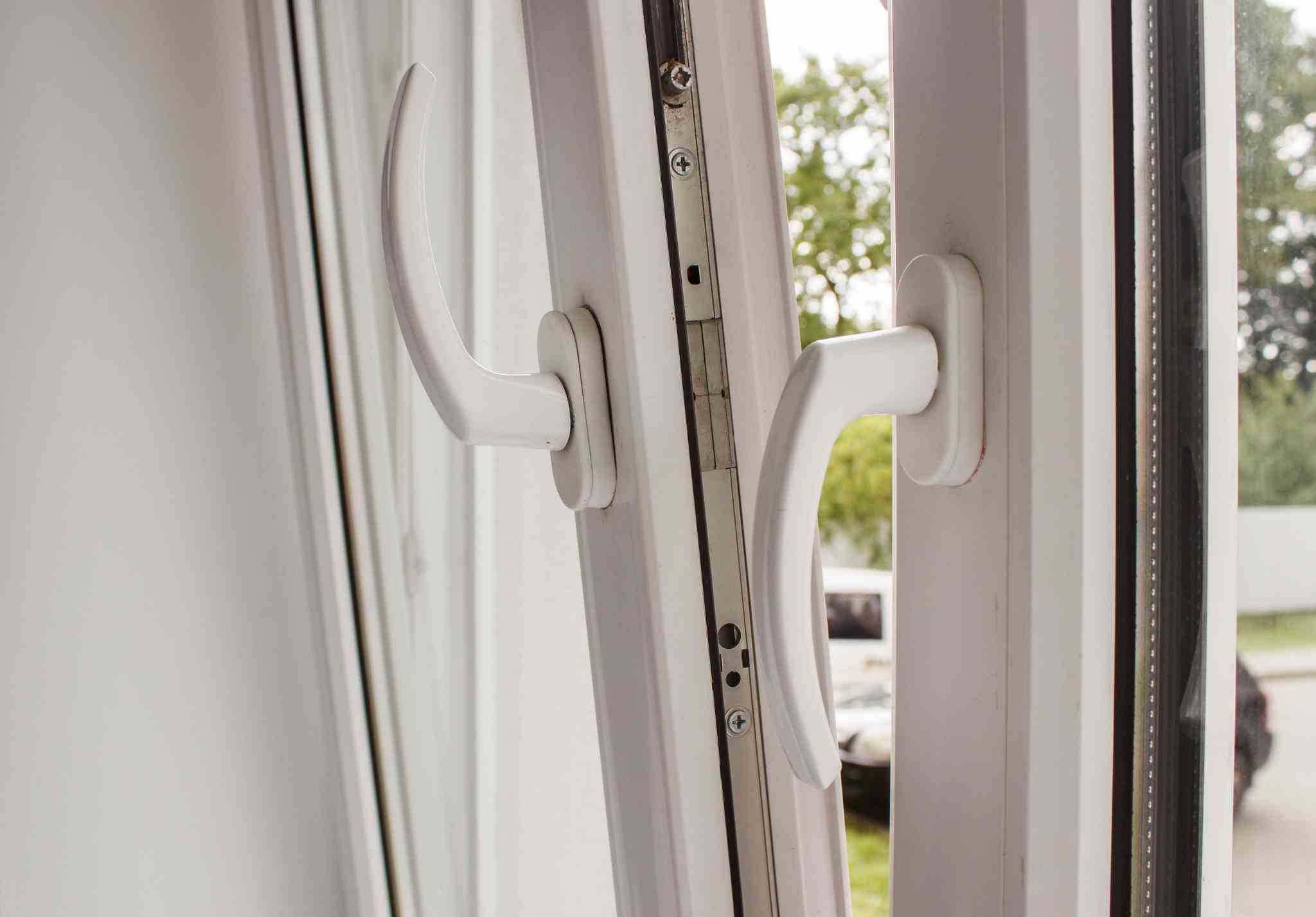 Detail plastového okna při přepnutí na zimní režim – ukázka kování a kliky pro správné nastavení oken na zimu.