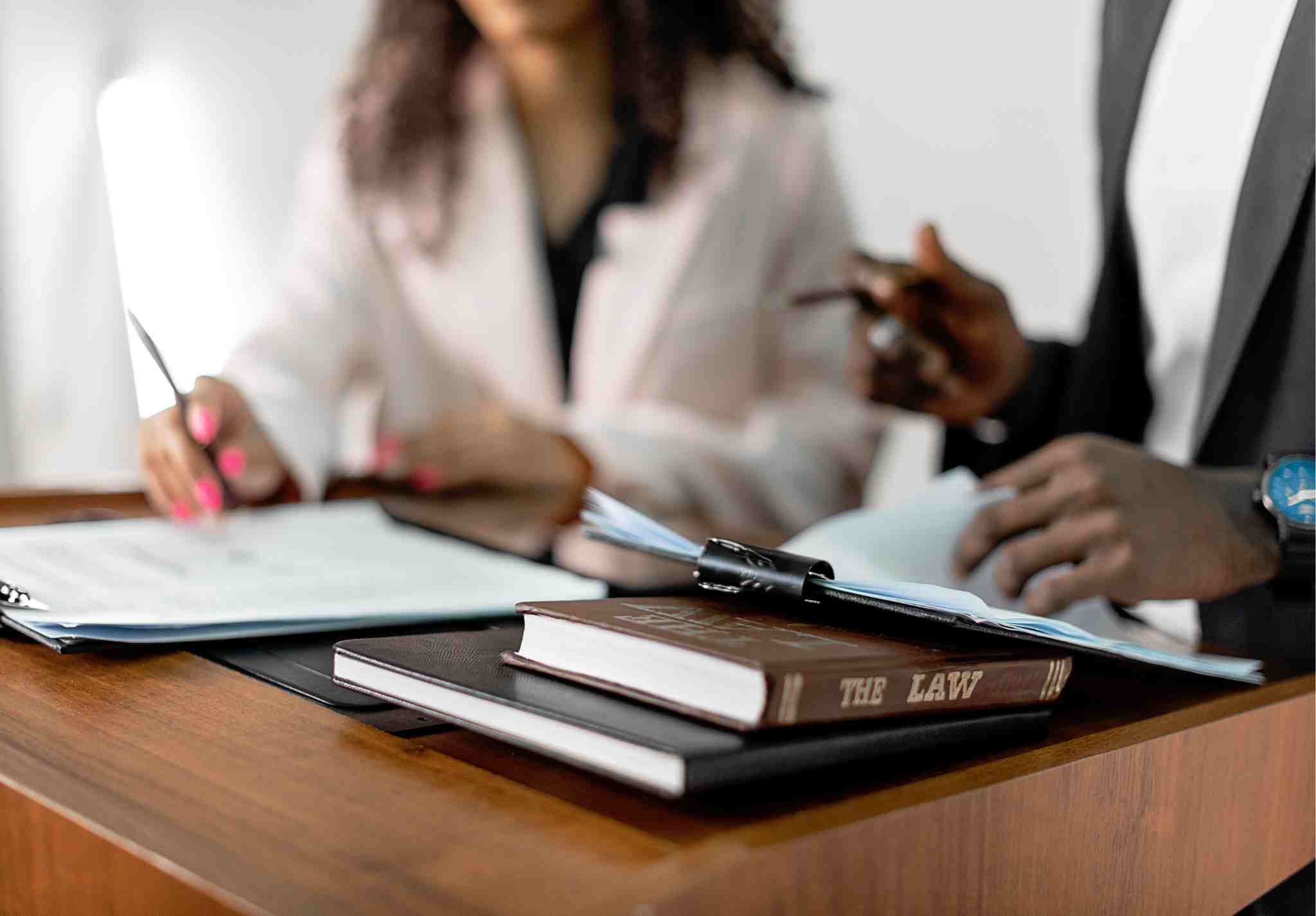 Právní dokumenty a kontrola smluv při prověřování nájemníka před pronájmem.