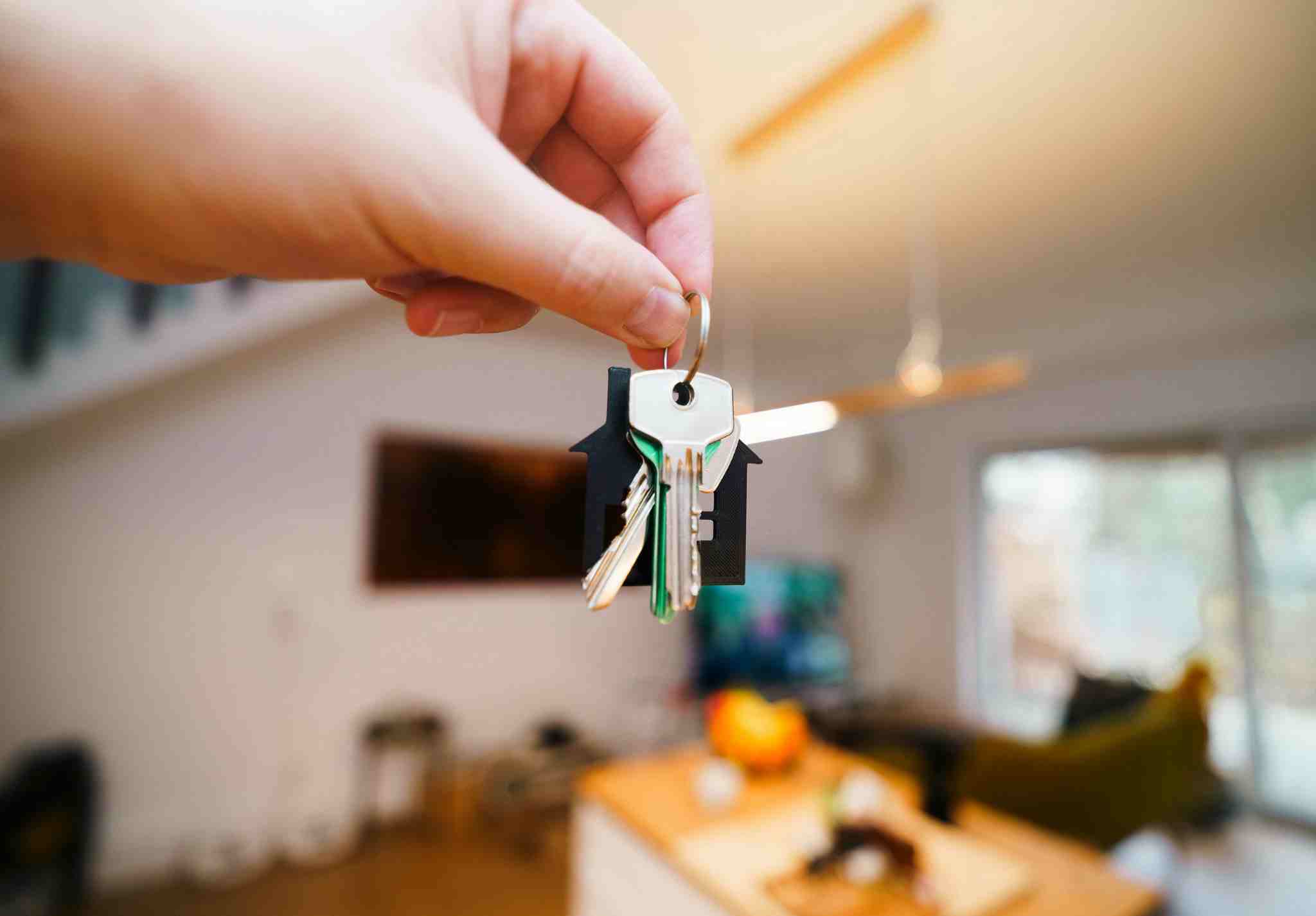 Předání klíčů k pronájmu po prověření nájemníka a jeho finanční spolehlivosti.