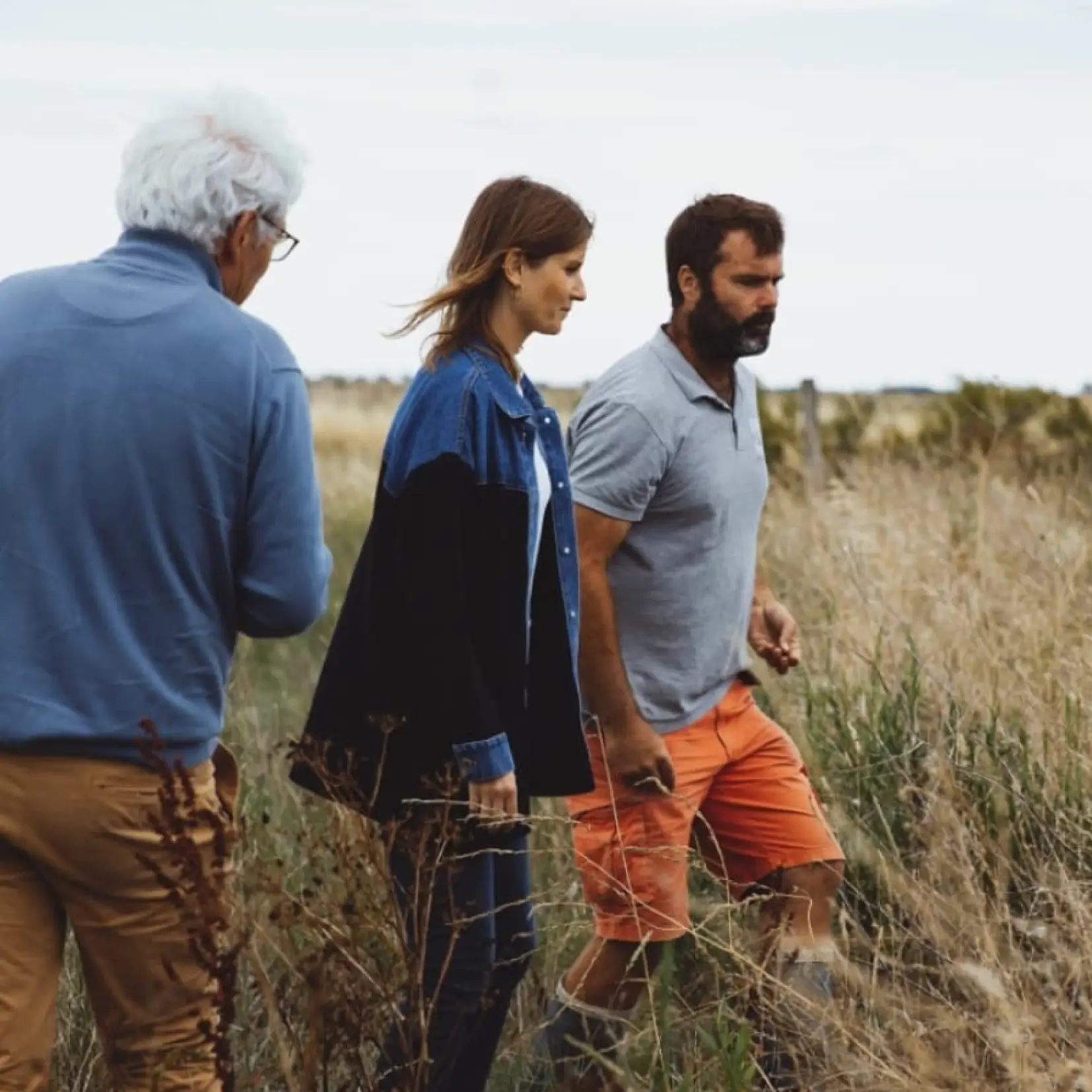 L’équipe du gin Anaë avec fondateurs et producteurs dans un champ botanique