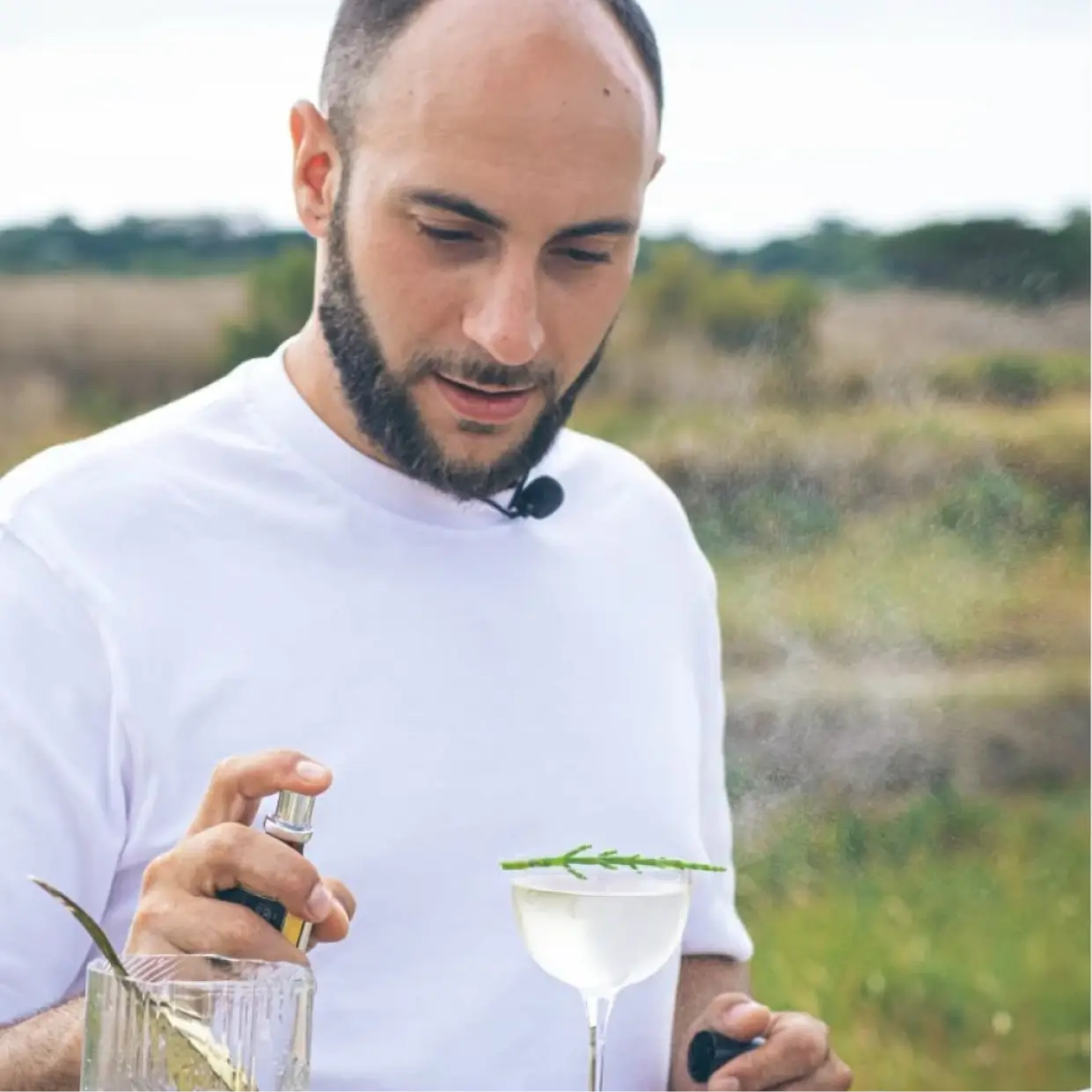 Barman préparant un cocktail au gin Anaë bio avec vaporisation d’arômes