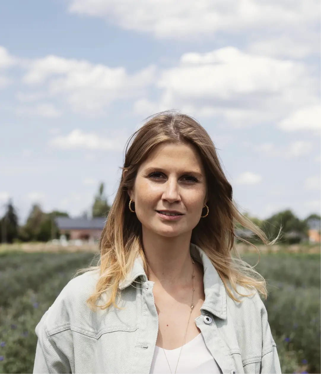 Pauline, fondatrice du gin Anaë bio en France, dans un champ botanique