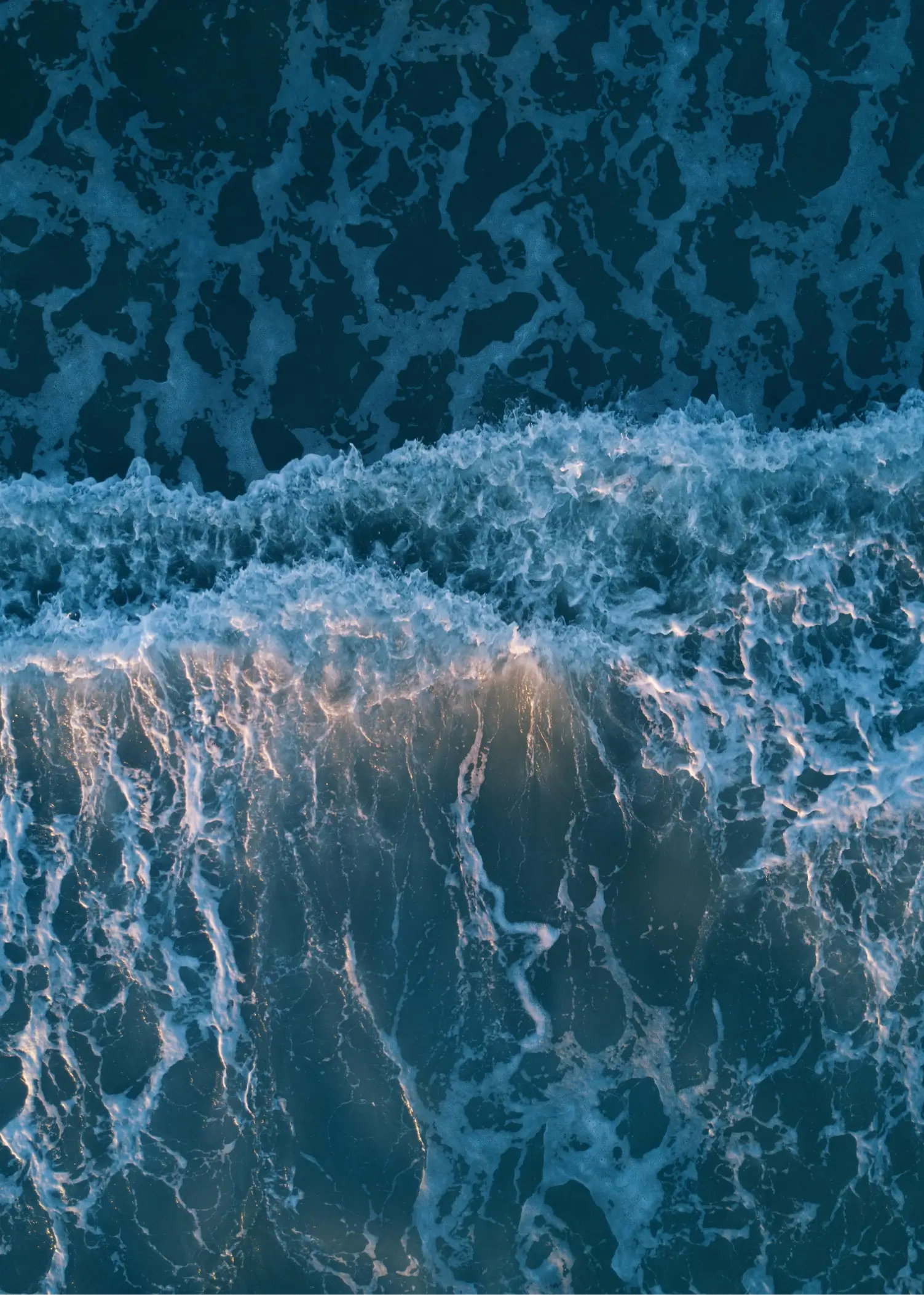 Vagues de l’océan Atlantique près de l’île de Ré, inspiration naturelle du gin Anaë