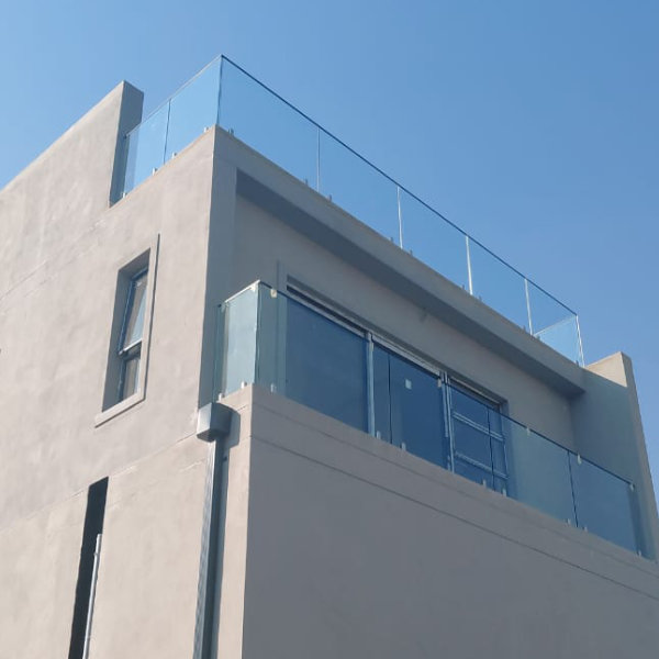 Seamless glass rooftop balustrade