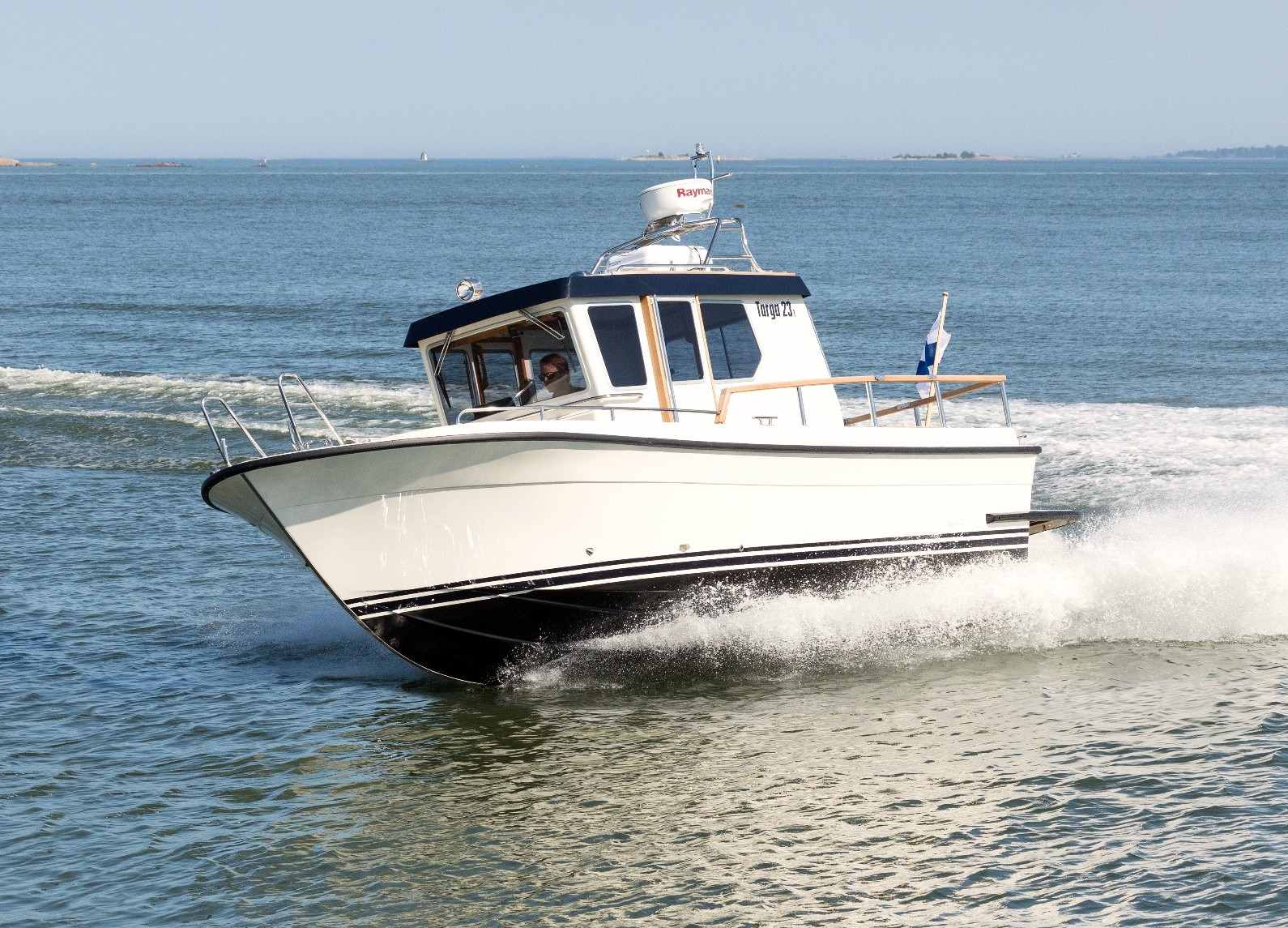 Eine Targa 23.1 auf dem Meer.