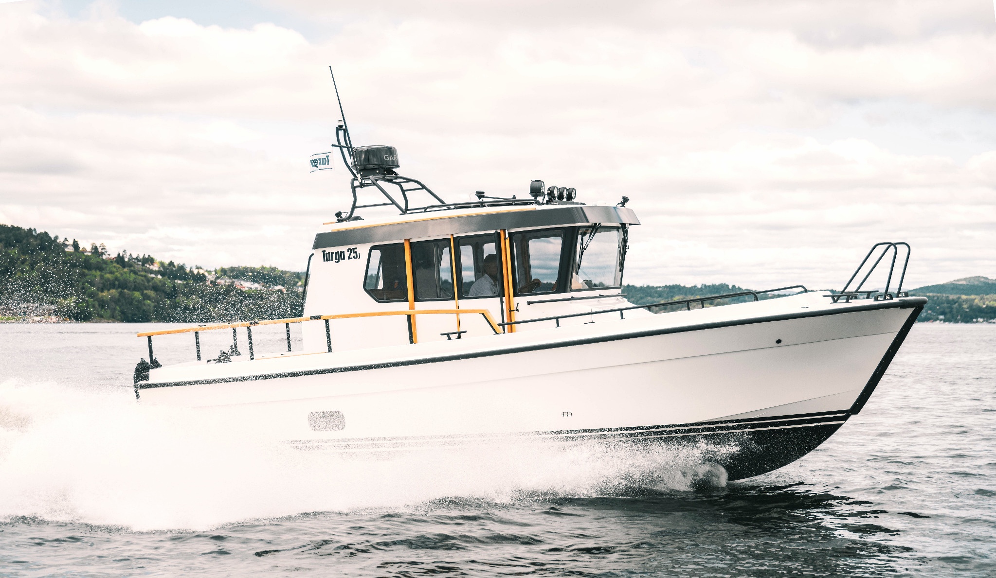 Eine Targa 25.1 springt durch die Wellen.
