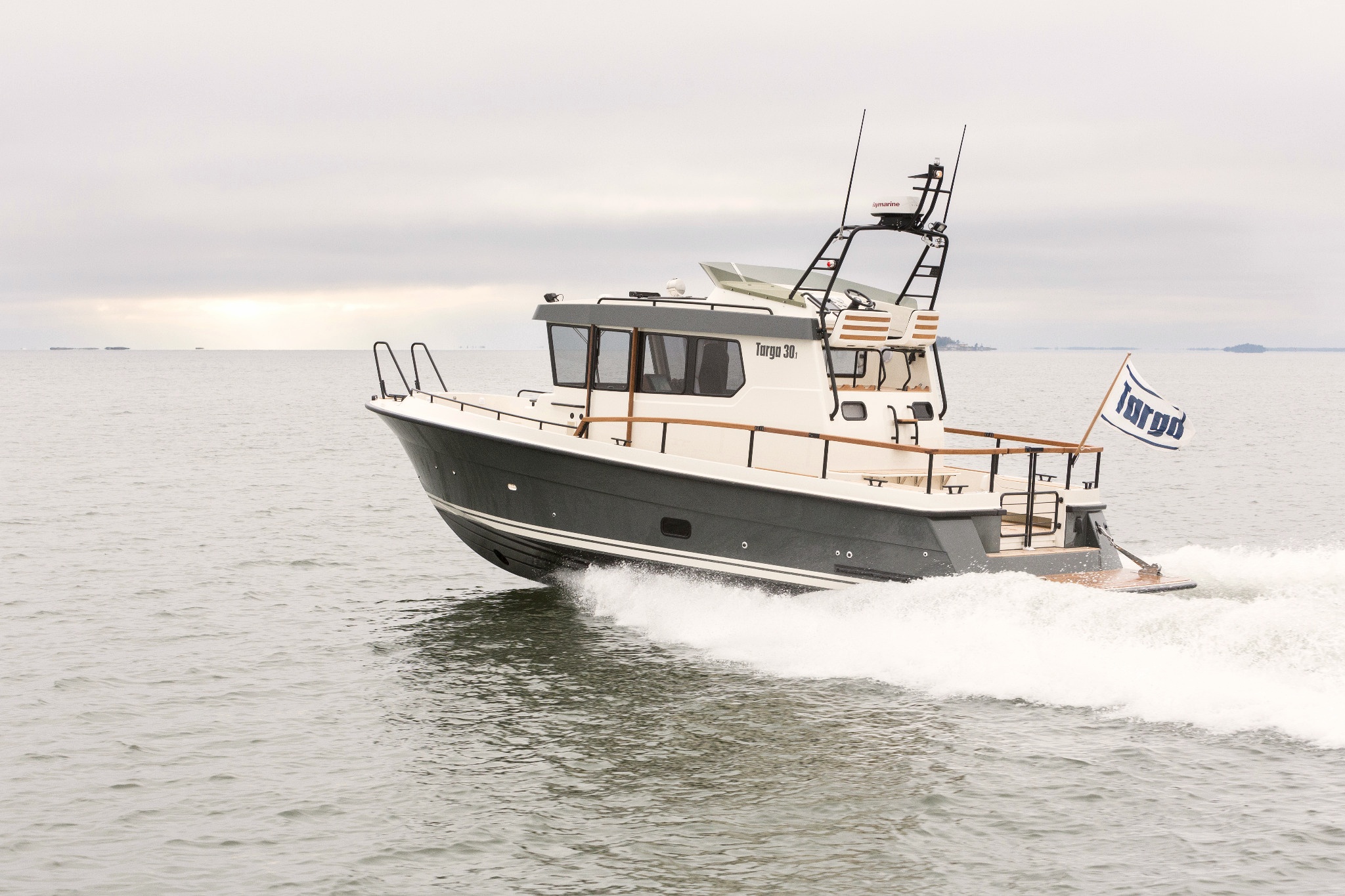 Eine Targa 30.1 fährt schnell auf dem Meer.