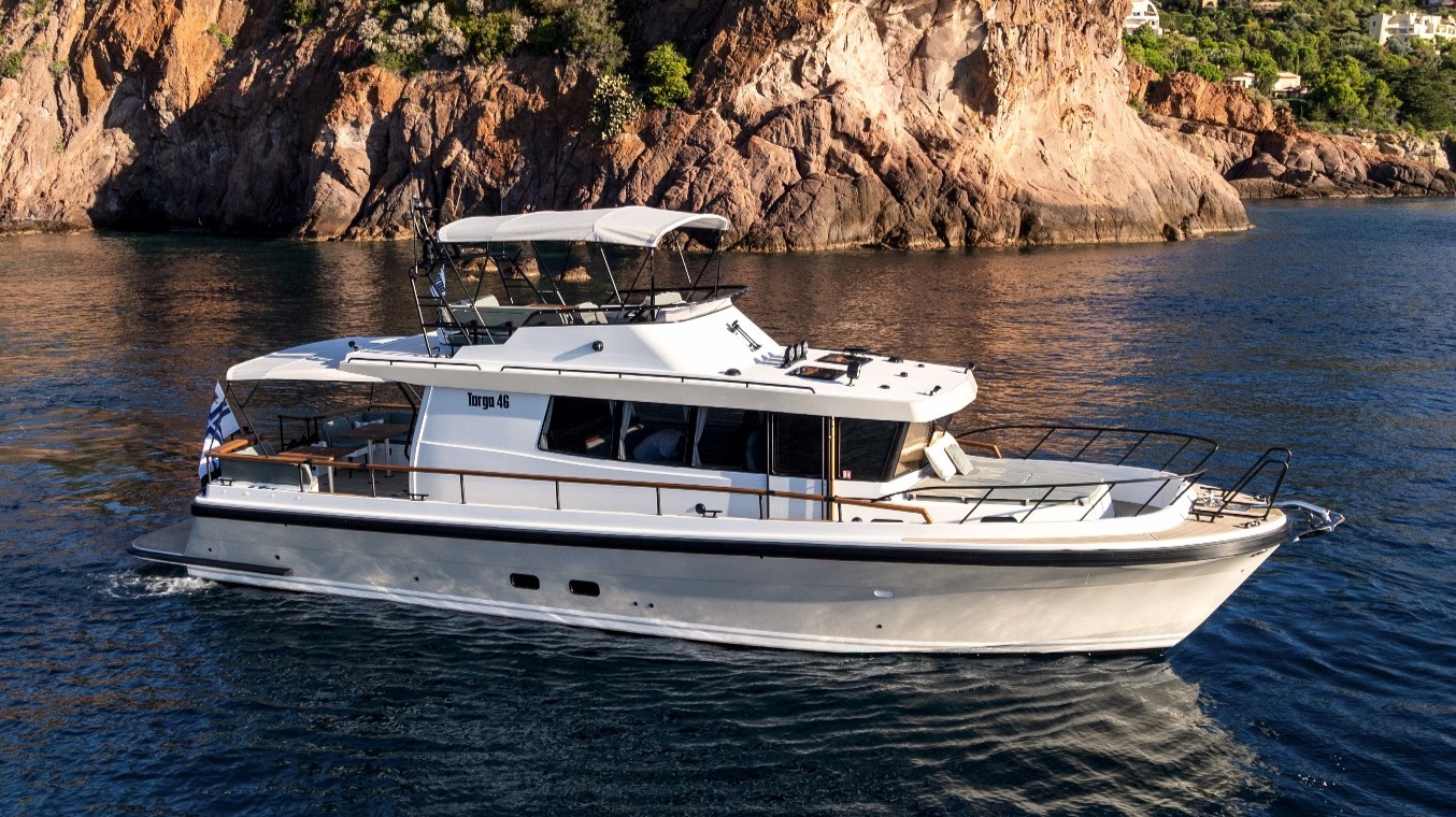 Eine Targa 46 auf dem Meer.