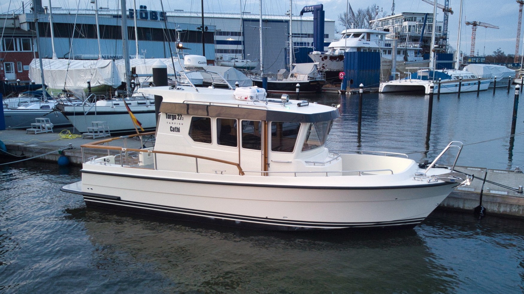 Eine Tarfish 27.2 fährt auf dem Meer.