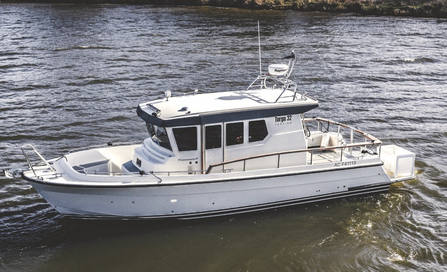 Eine Tarfish 32 springt durch die Wellen.