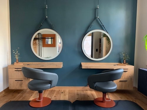 Dies zeigt eine Ecke des Salons mit zwei Sitzplätzen.