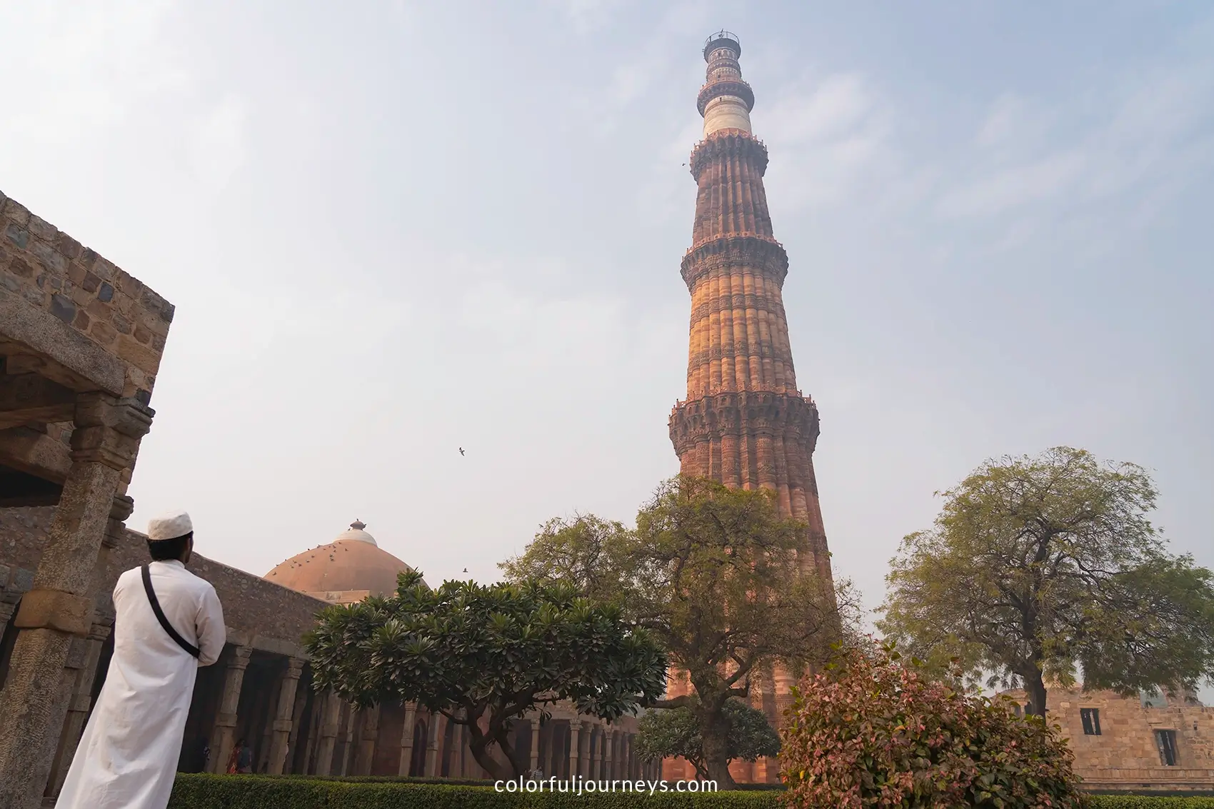 A man admires the Qutub Minar in Delhi, India