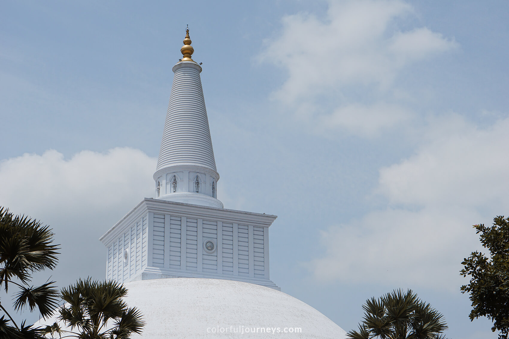 Ruwanwelisaya Stupa in Anuradhapura, Sri Lanka