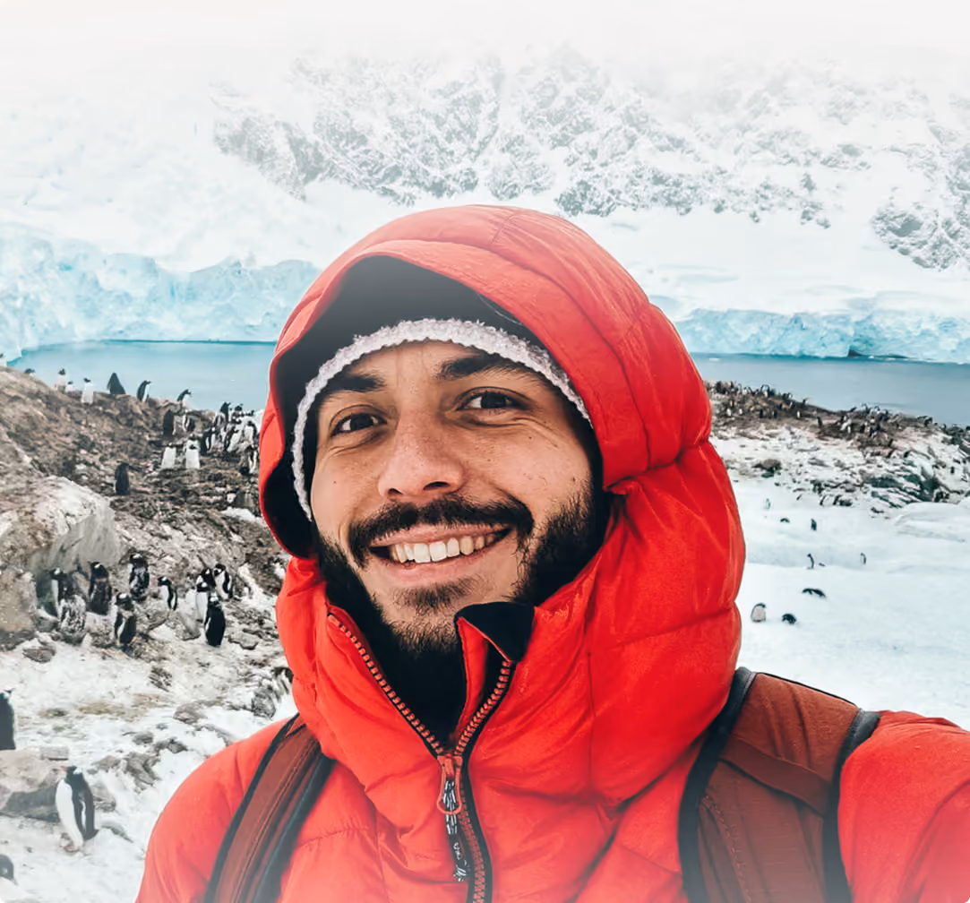 Ulysse Lubin en Antarctique, au milieu d'une colonie de manchots