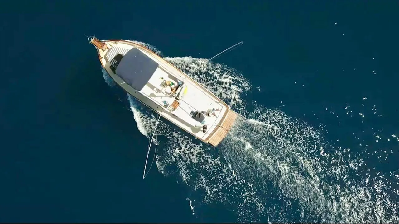 photo fishing boat from the sky